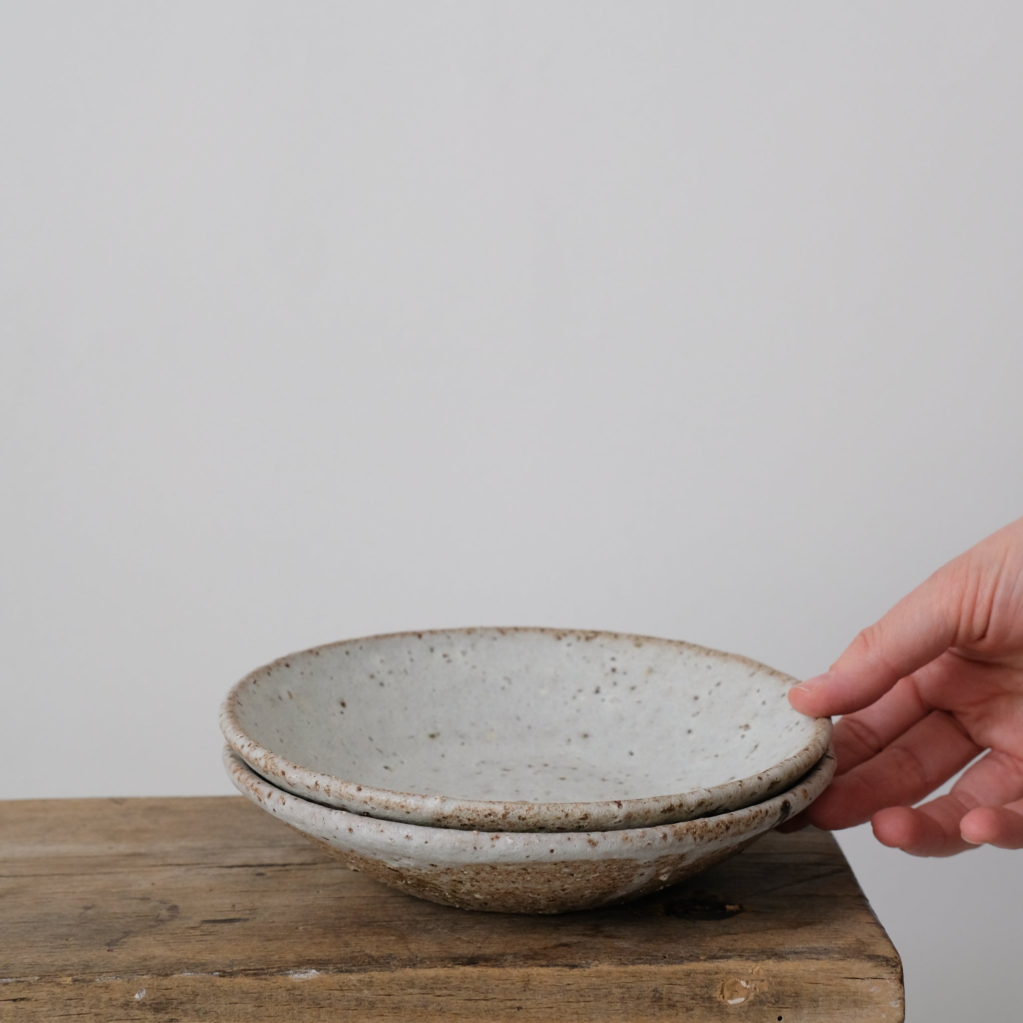 Assiette creuse blanche par le céramiste Benoit Audureau chez Brutal Ceramics