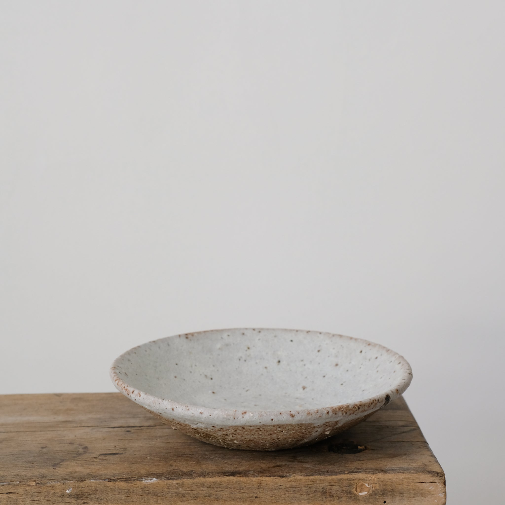 Assiette creuse blanche par le céramiste Benoit Audureau chez Brutal Ceramics