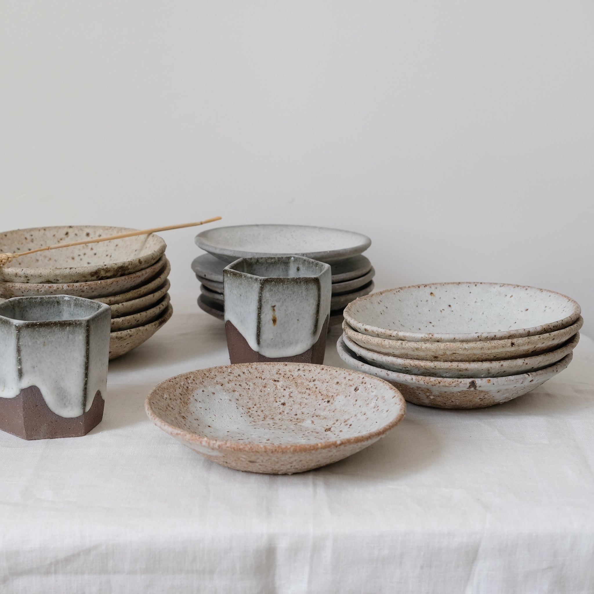 Assiette creuse beige par le céramiste Benoit Audureau chez Brutal