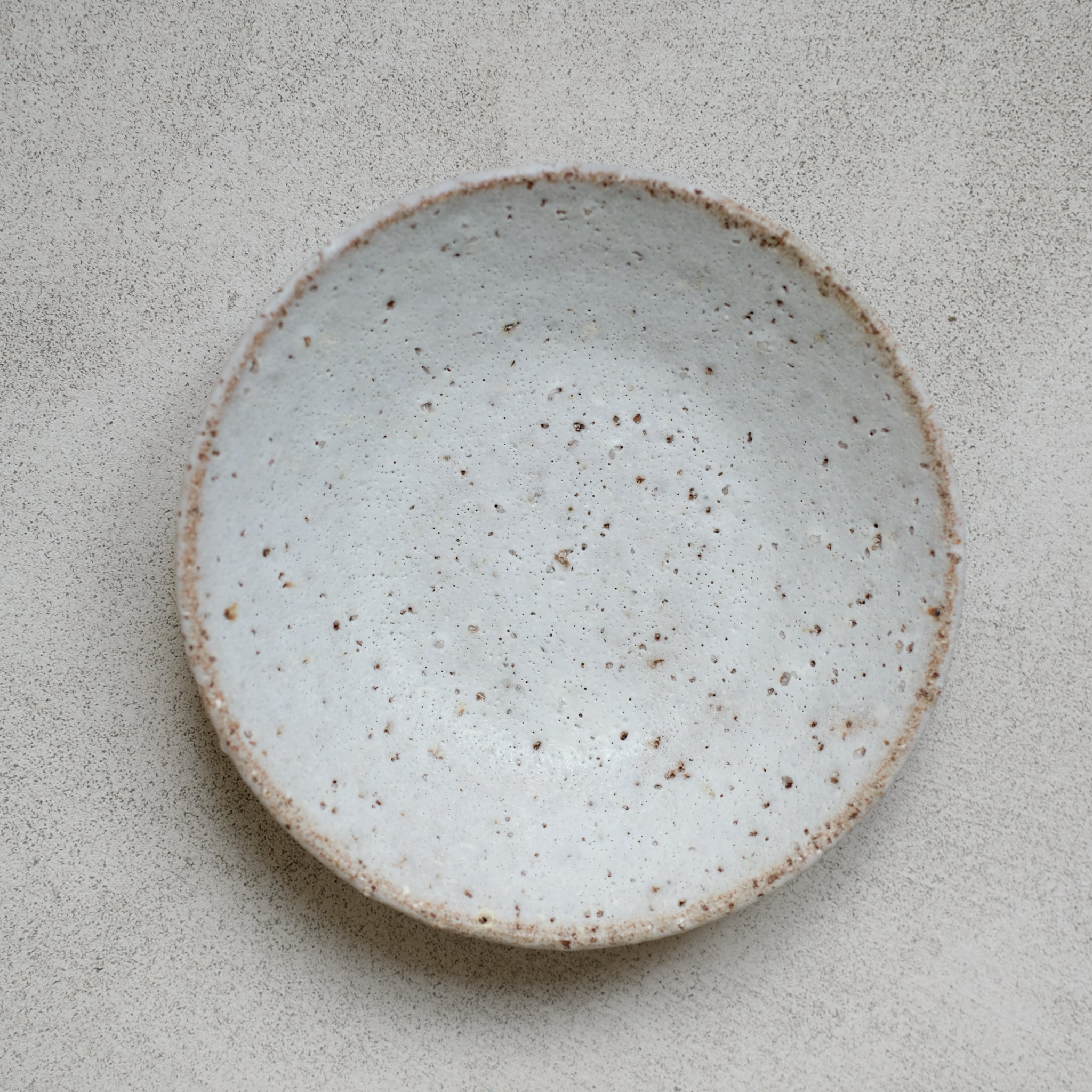 Assiette creuse blanche par le céramiste Benoit Audureau chez Brutal Ceramics