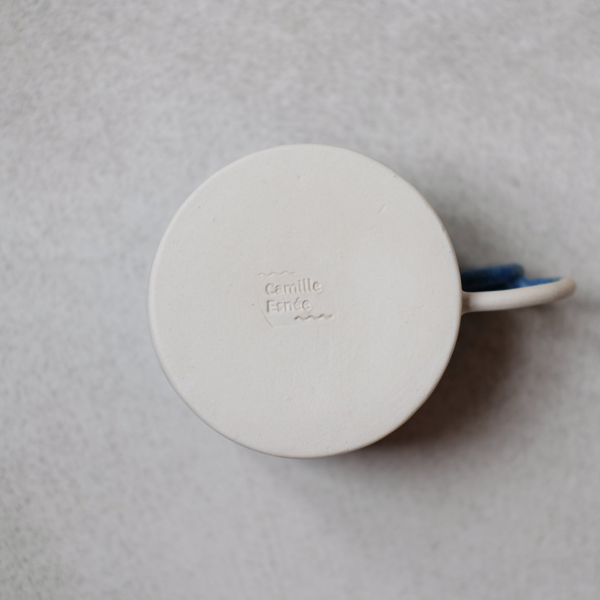 Mug Loop bleue de la designer d'objet Camille Esnée chez Brutal Ceramics