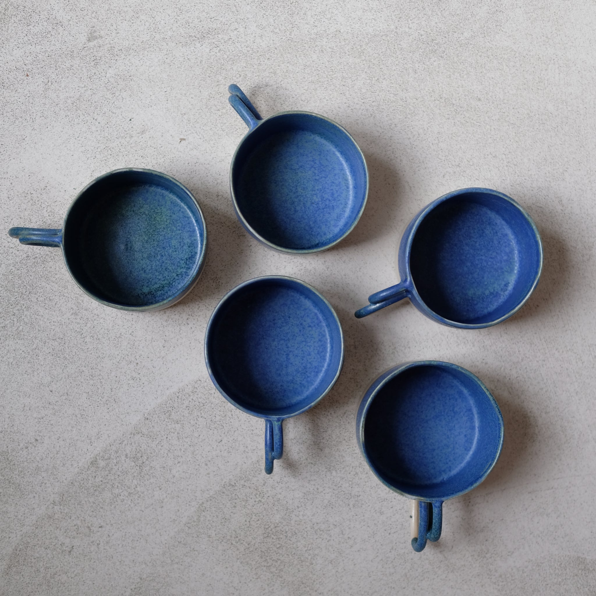 Mug Loop bleue de la designer d'objet Camille Esnée chez Brutal Ceramics