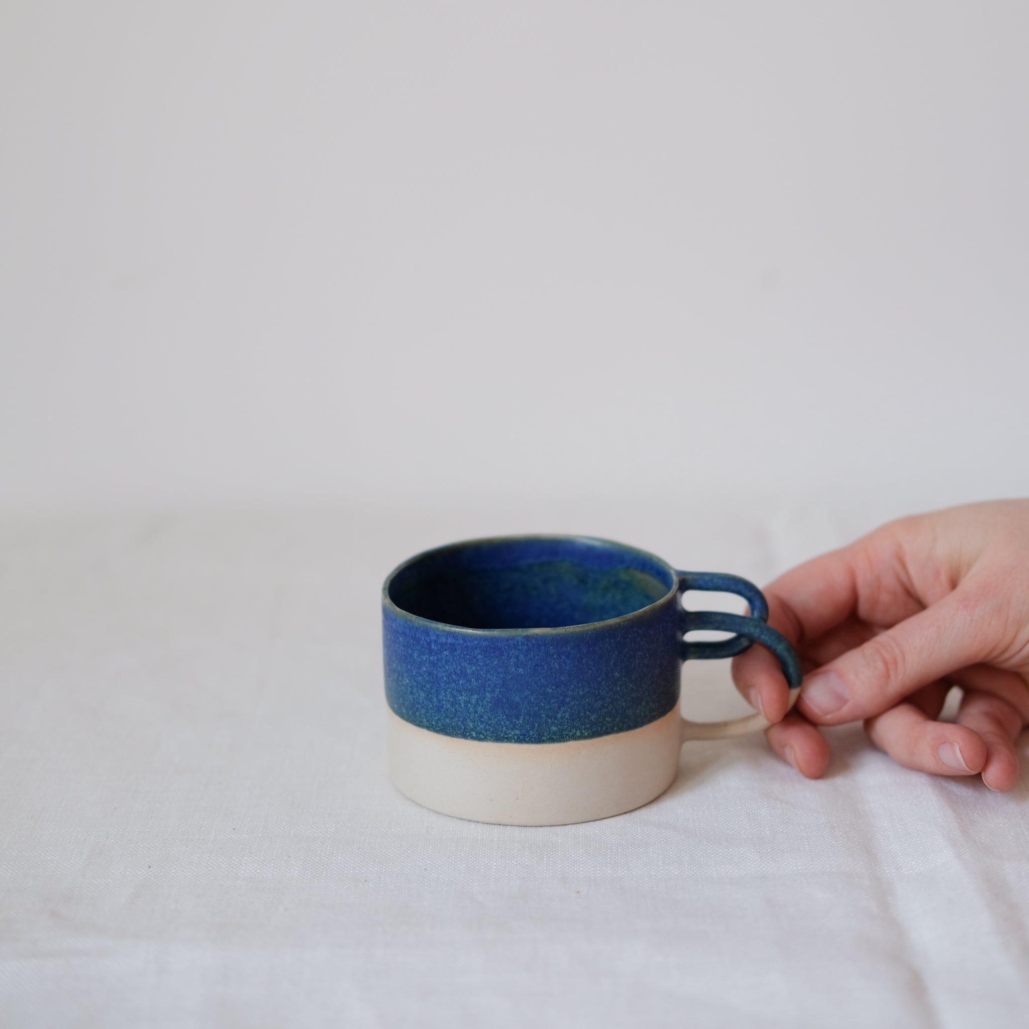 Mug Loop bleue de la designer d'objet Camille Esnée chez Brutal Ceramics