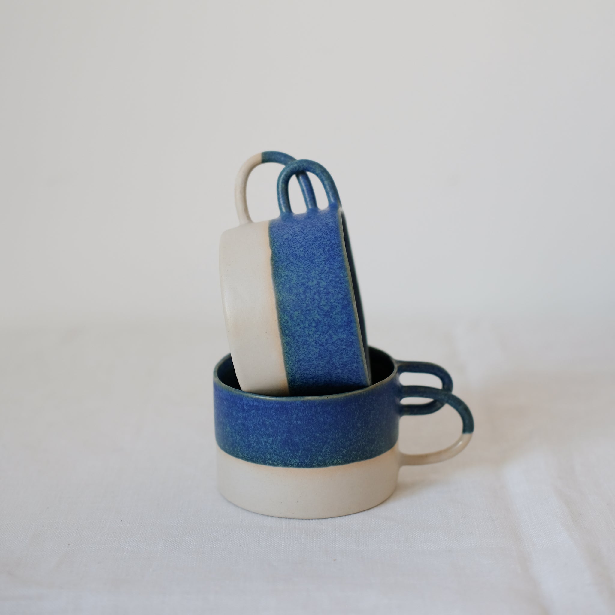Mug Loop bleue de la designer d'objet Camille Esnée chez Brutal Ceramics