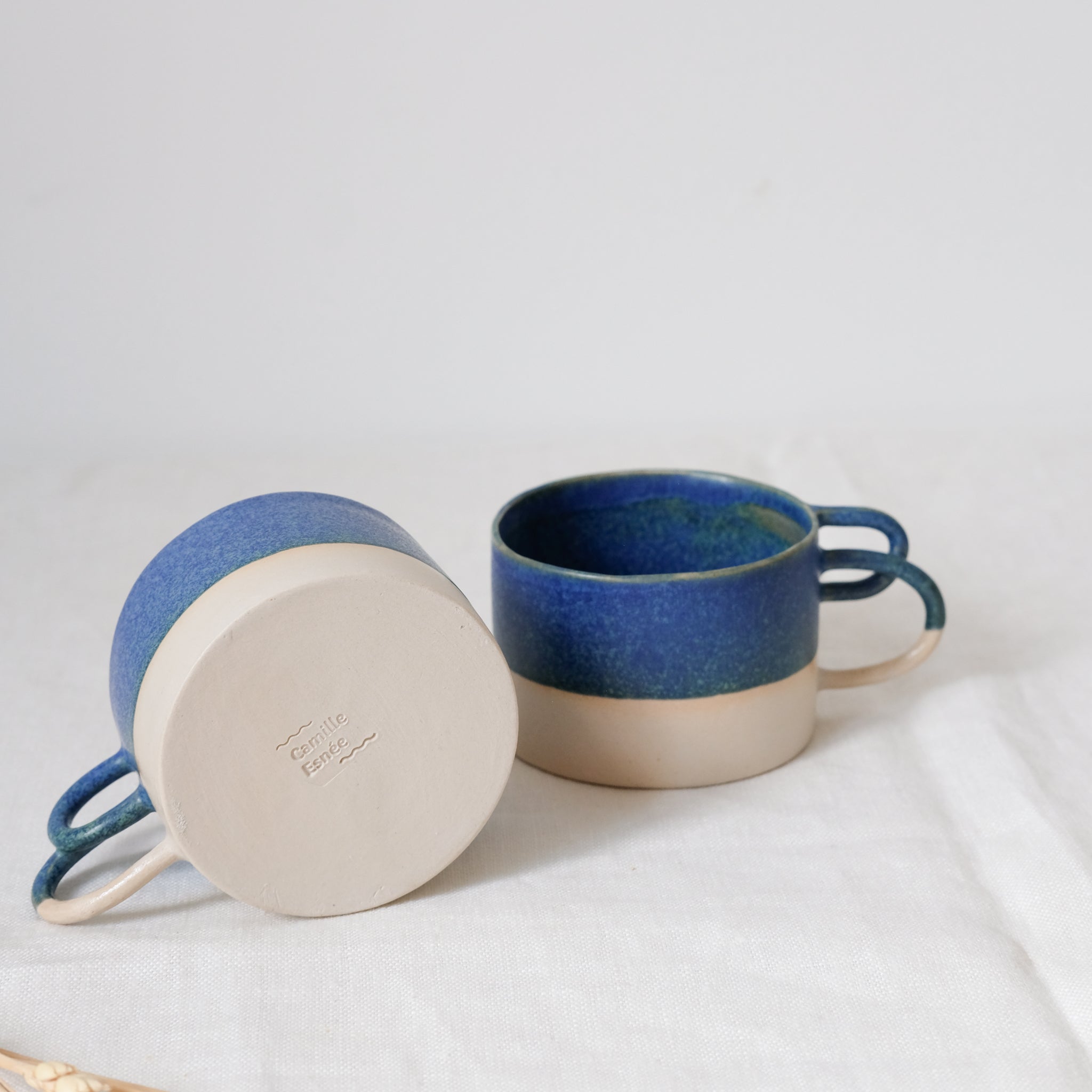 Mug Loop bleue de la designer d'objet Camille Esnée chez Brutal Ceramics