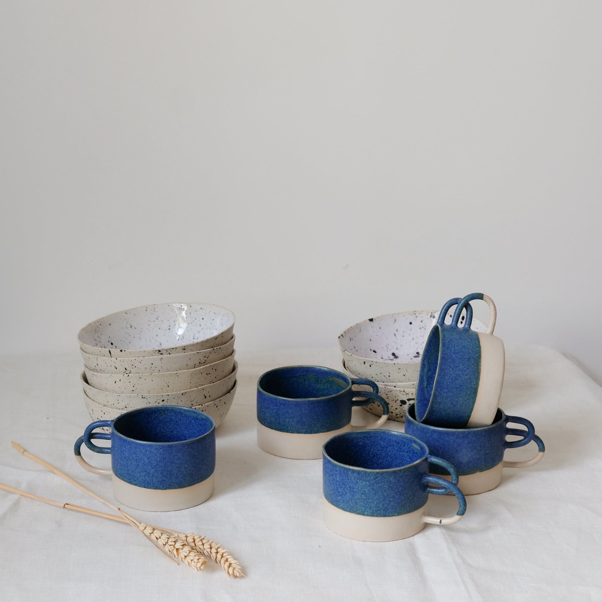 Mug Loop bleue de la designer d'objet Camille Esnée chez Brutal Ceramics