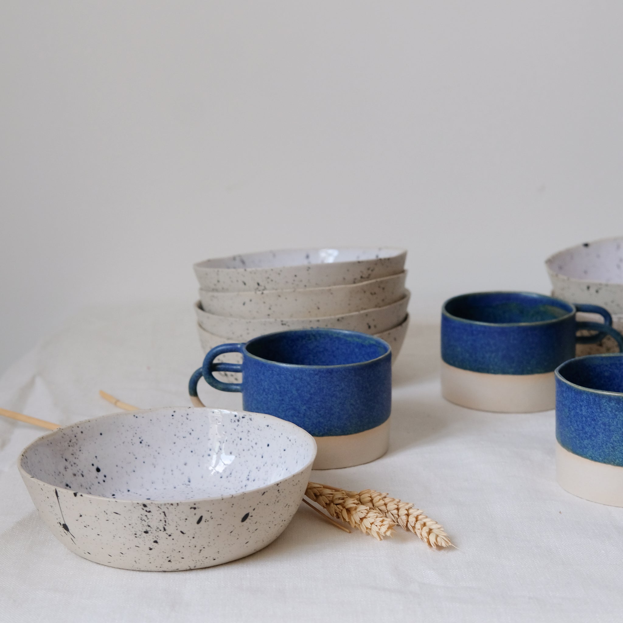 Assiette creuse milky de la designer d'objet Camille Esnée chez Brutal Ceramics