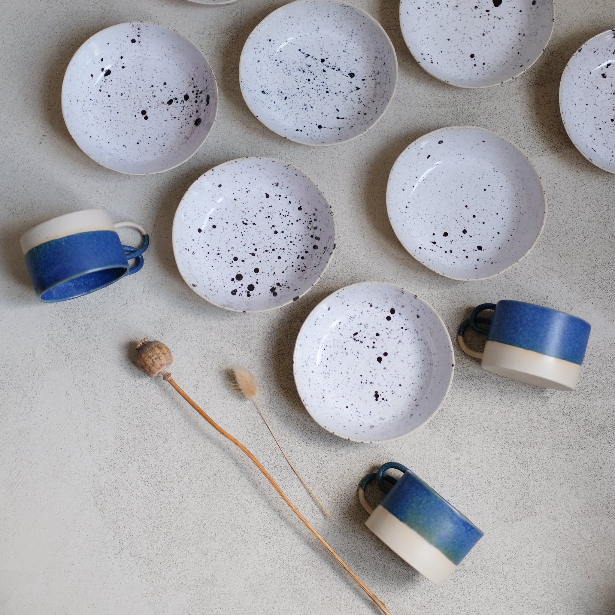 Mug Loop bleue de la designer d'objet Camille Esnée chez Brutal Ceramics