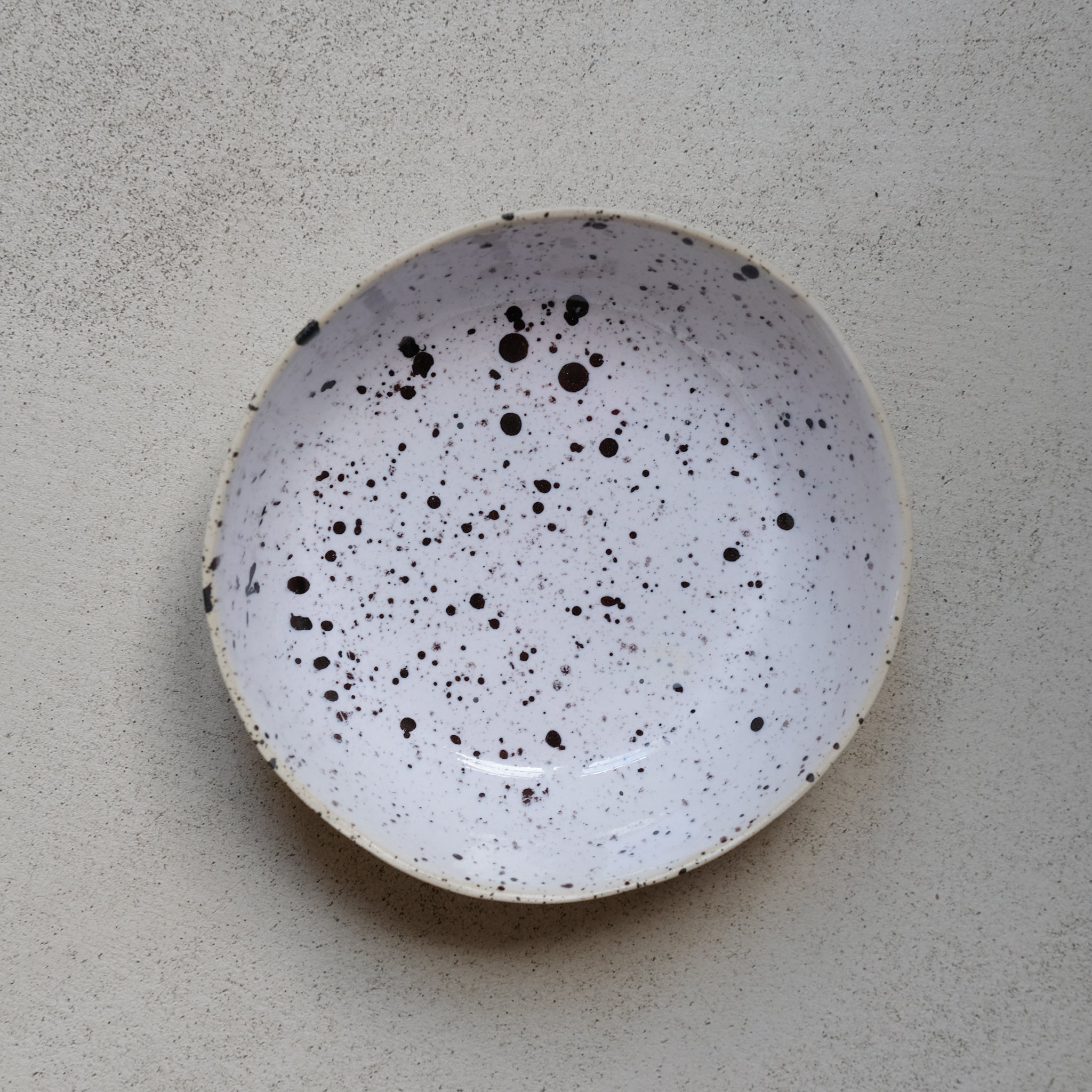 Assiette creuse milky de la designer d'objet Camille Esnée chez Brutal Ceramics