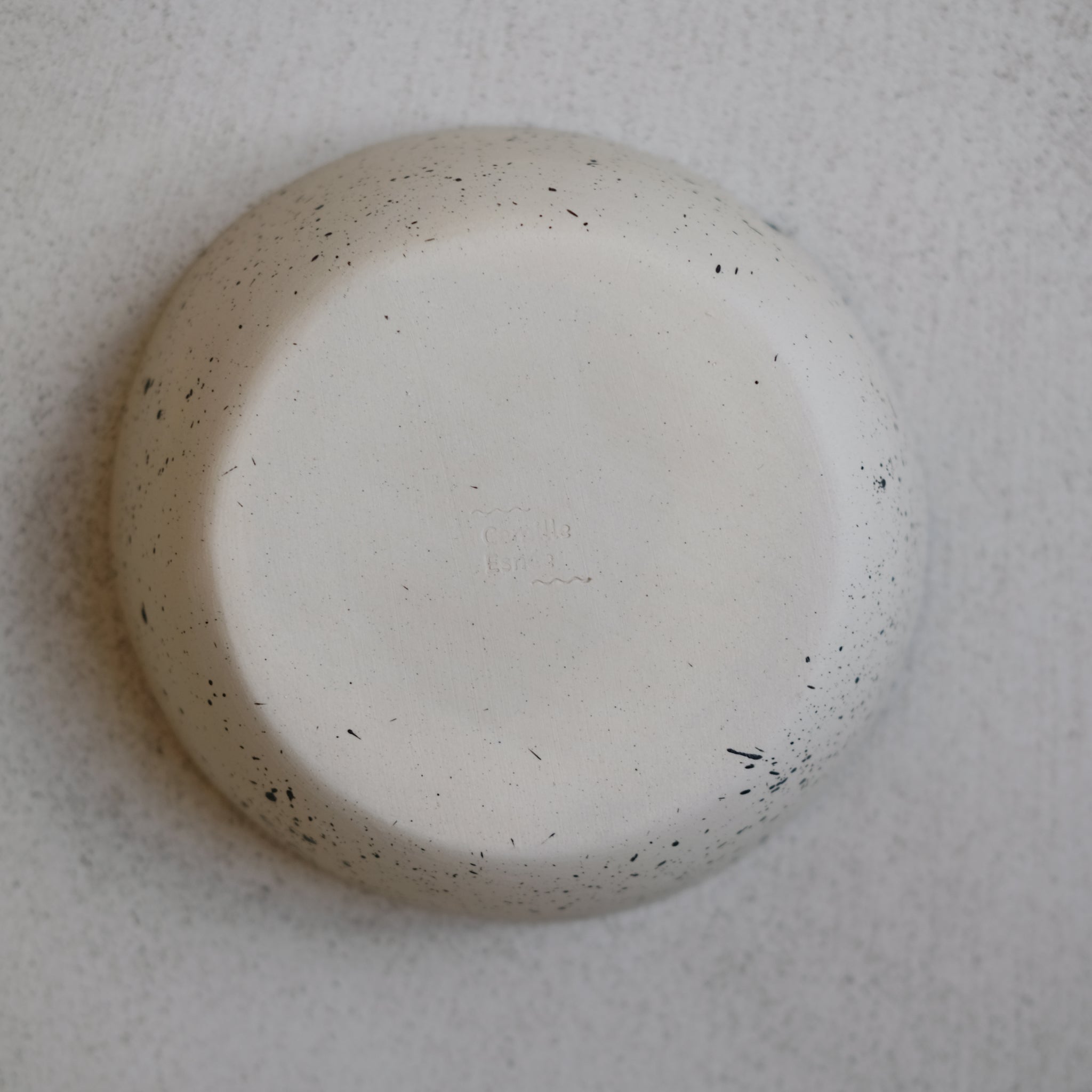 Assiette creuse milky de la designer d'objet Camille Esnée chez Brutal Ceramics