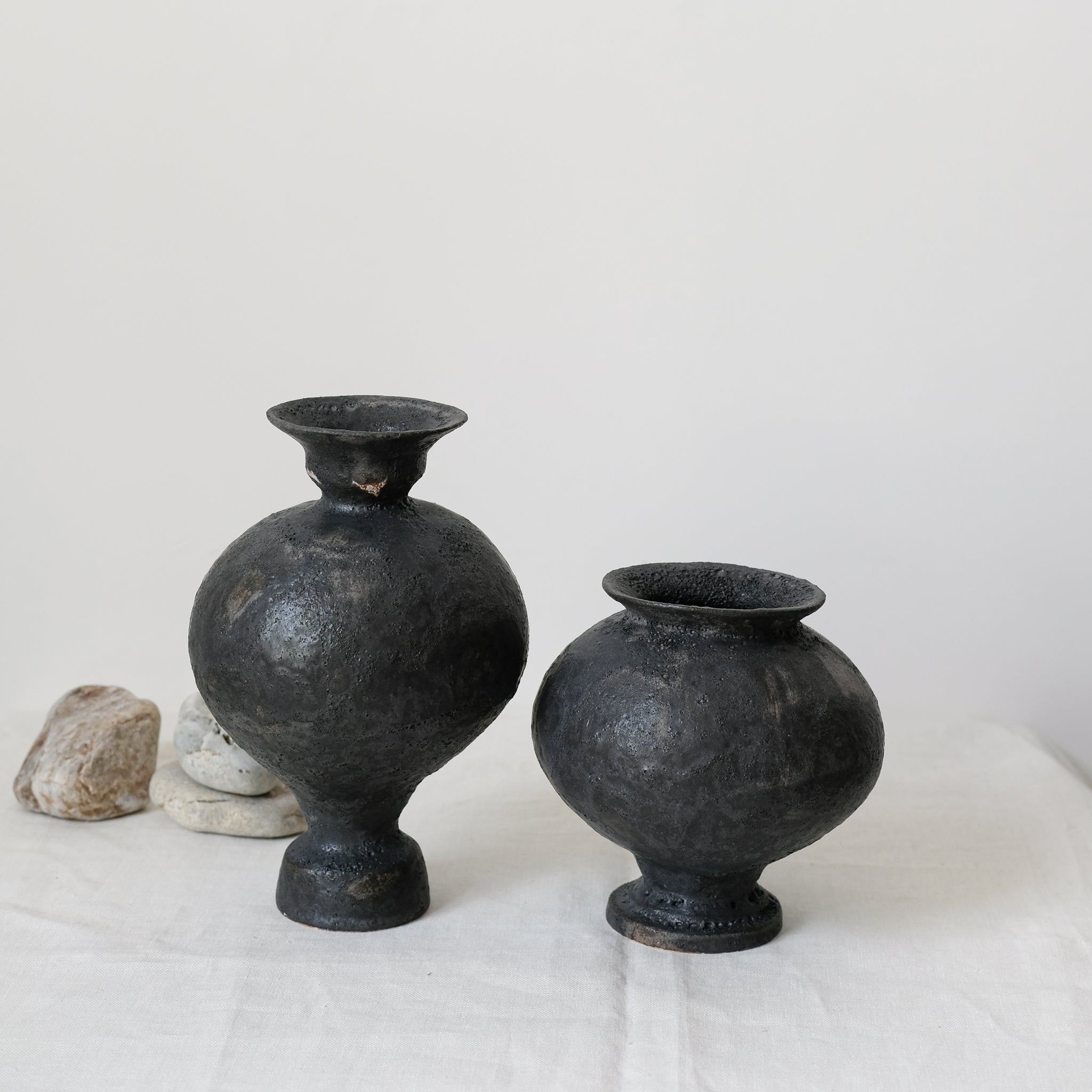 Vase en grès blanc "Lekythor" Noir anthracite de Canoa Lab chez Brutal Ceramics