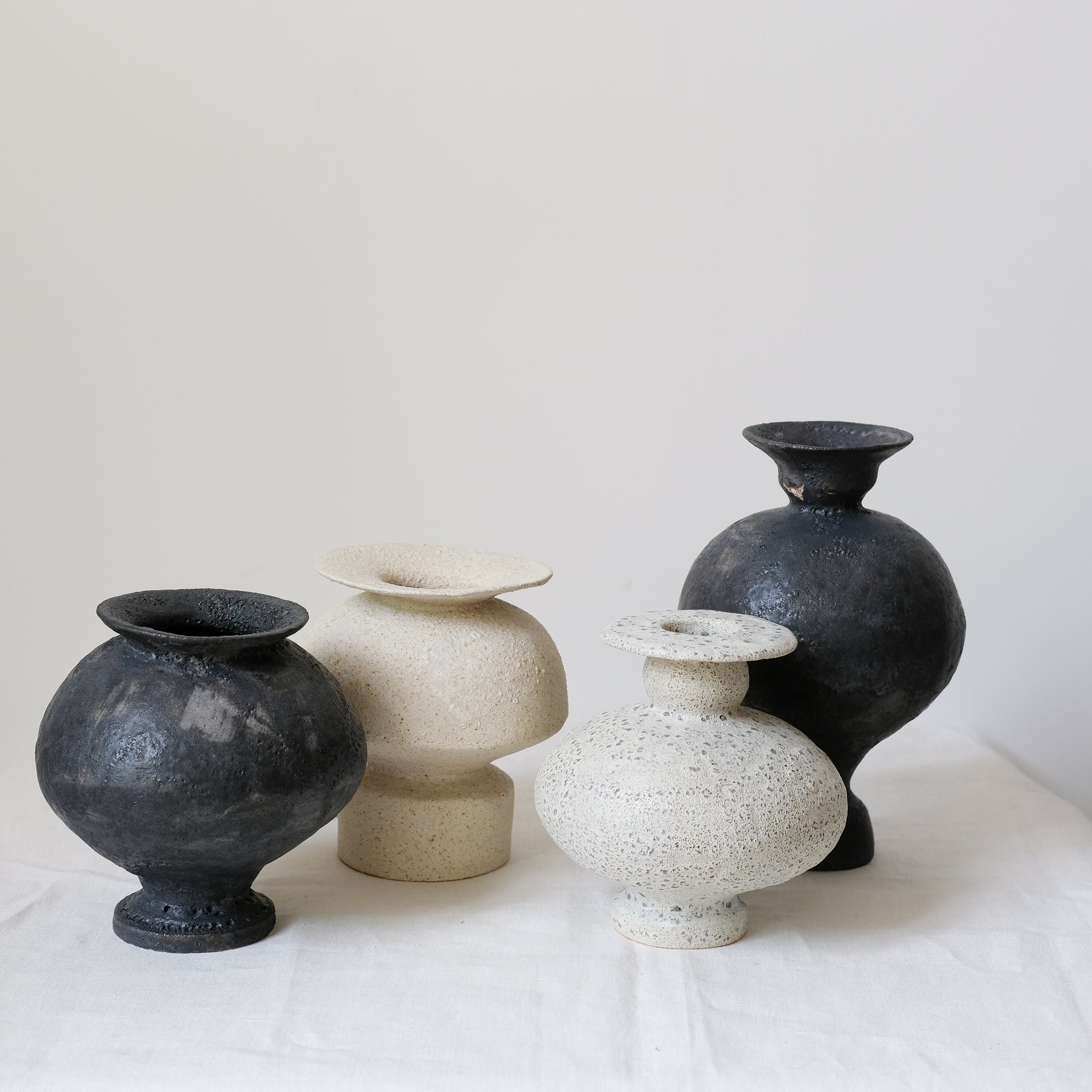 Vase en grès blanc "Cálpide" H16cm - Blanc gris de Canoa Lab chez Brutal Ceramics