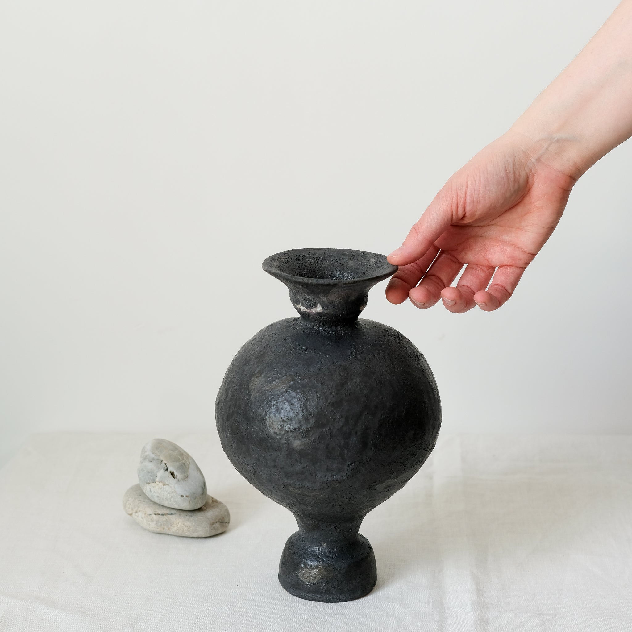 Vase en grès blanc "Lekythor" Noir anthracite de Canoa Lab chez Brutal Ceramics