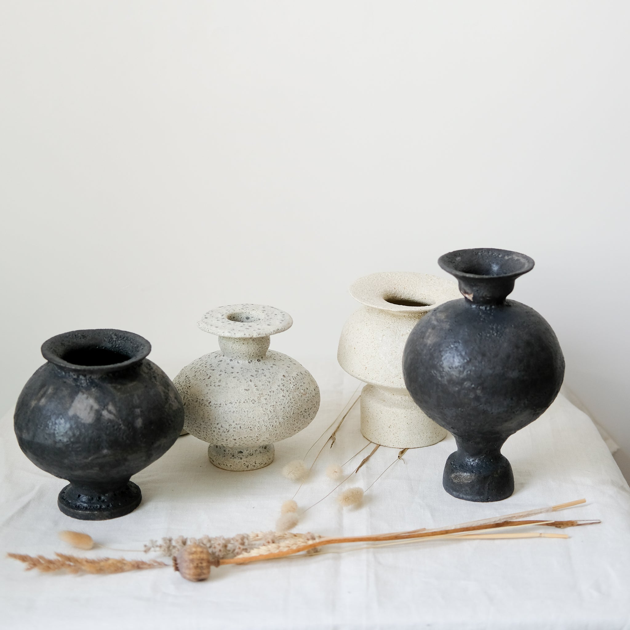 Vase en grès blanc "Cálpide" H16cm - Blanc gris de Canoa Lab chez Brutal Ceramics