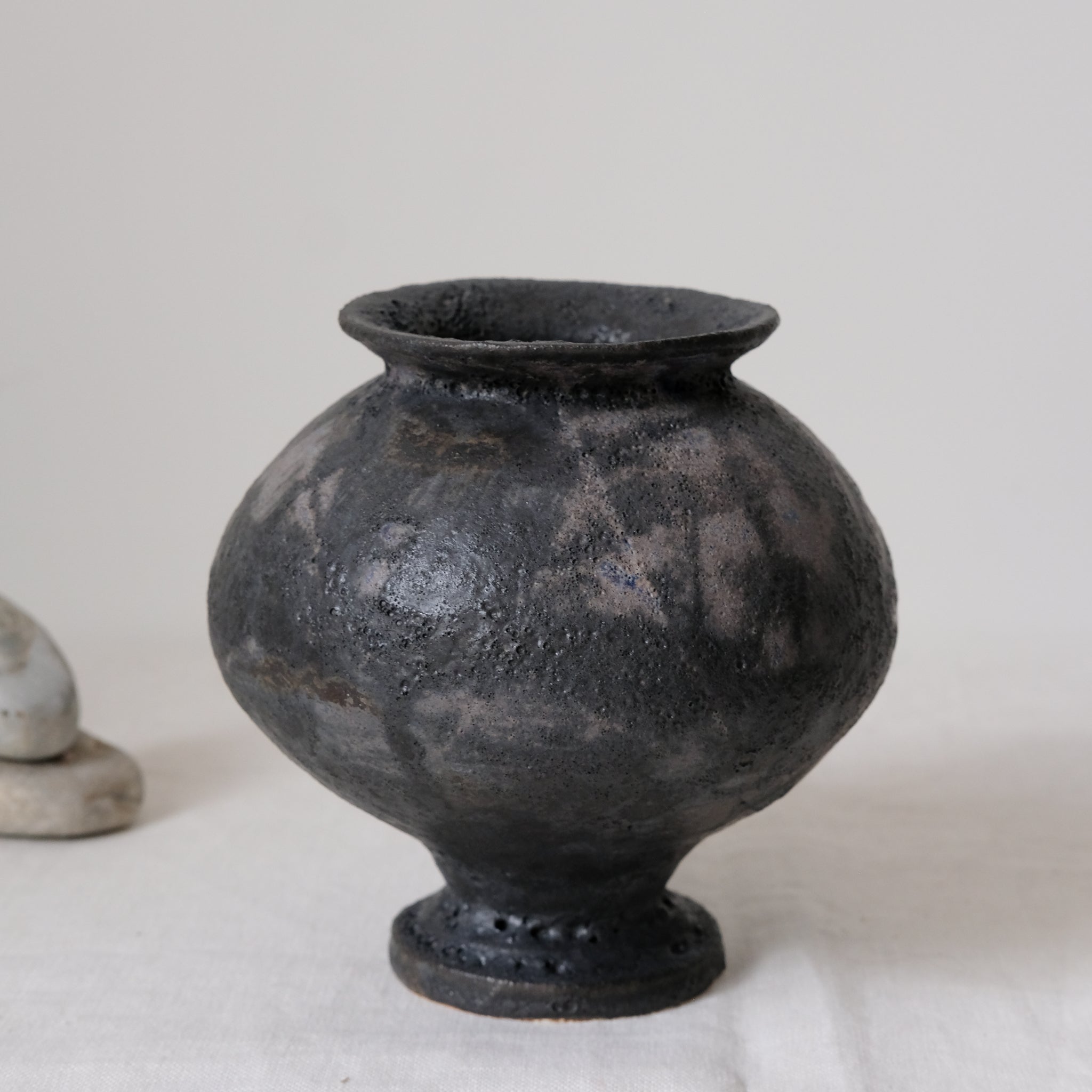 Vase en grès blanc "Stamnos" Noir anthracite de Canoa Lab chez Brutal Ceramics