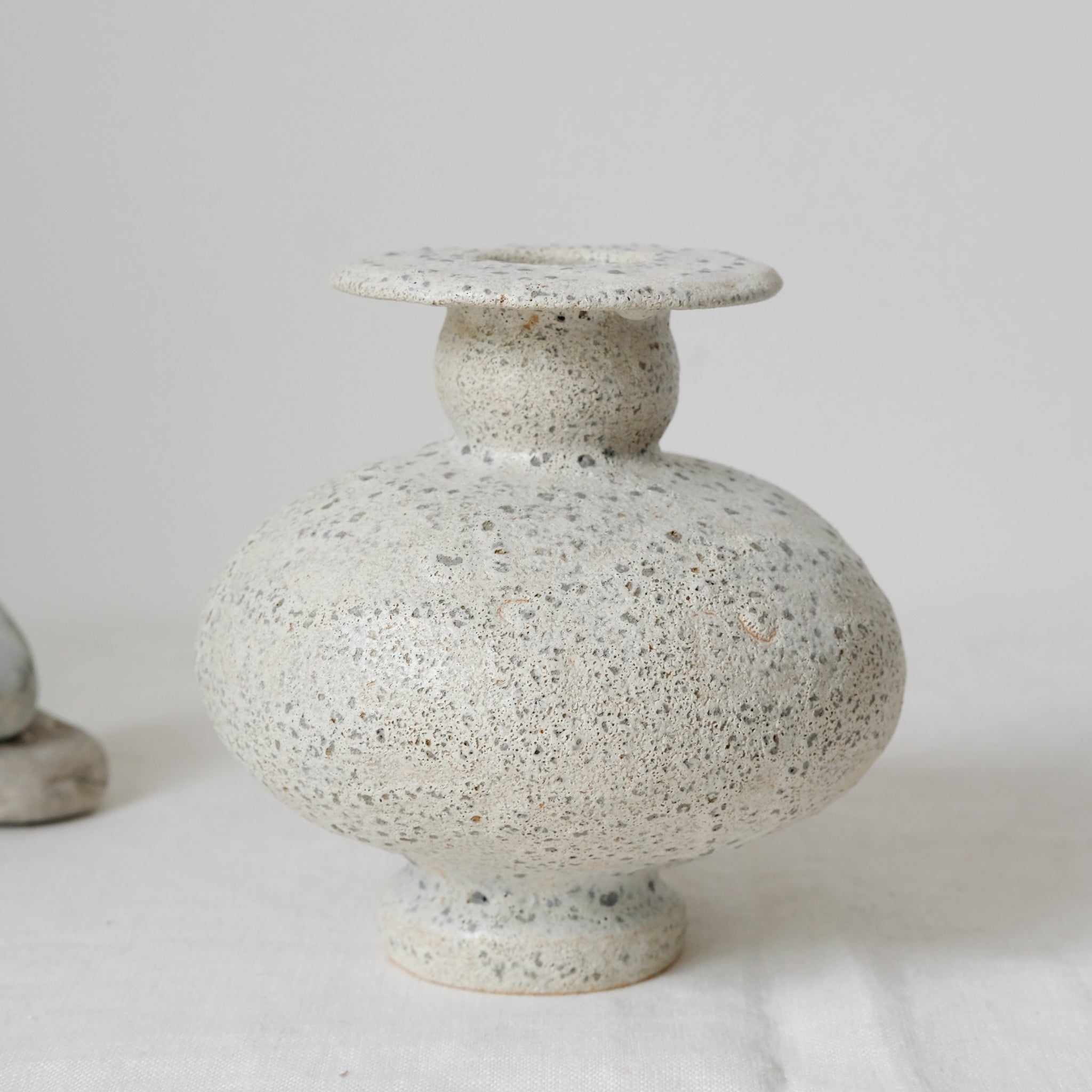 Vase en grès blanc "Cálpide" H16cm - Blanc gris de Canoa Lab chez Brutal Ceramics
