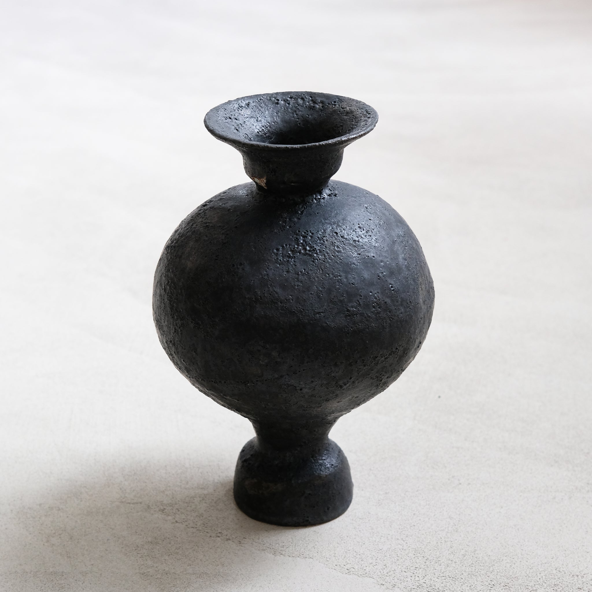 Vase en grès blanc "Lekythor" Noir anthracite de Canoa Lab chez Brutal Ceramics