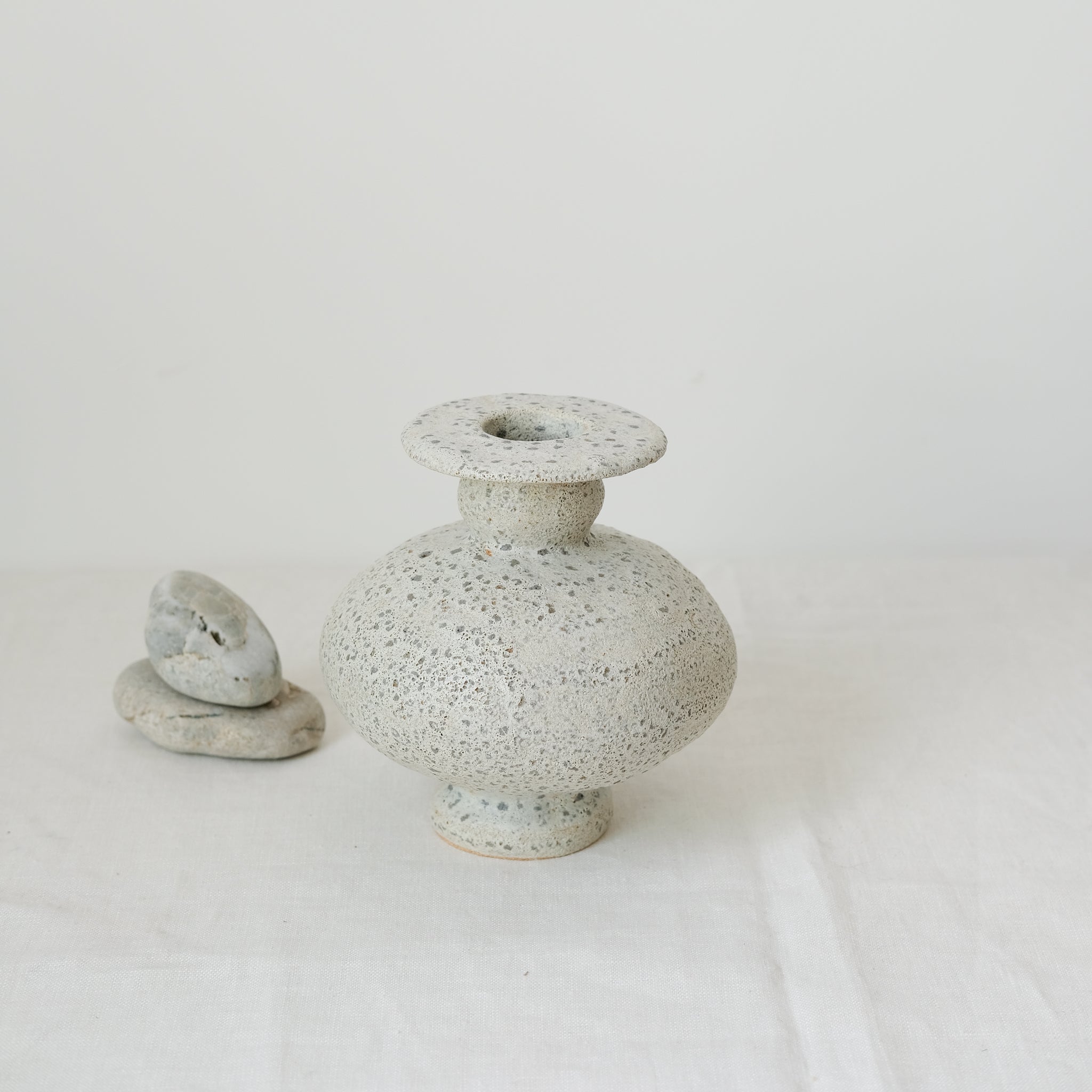 Vase en grès blanc "Cálpide" H16cm - Blanc gris de Canoa Lab chez Brutal Ceramics