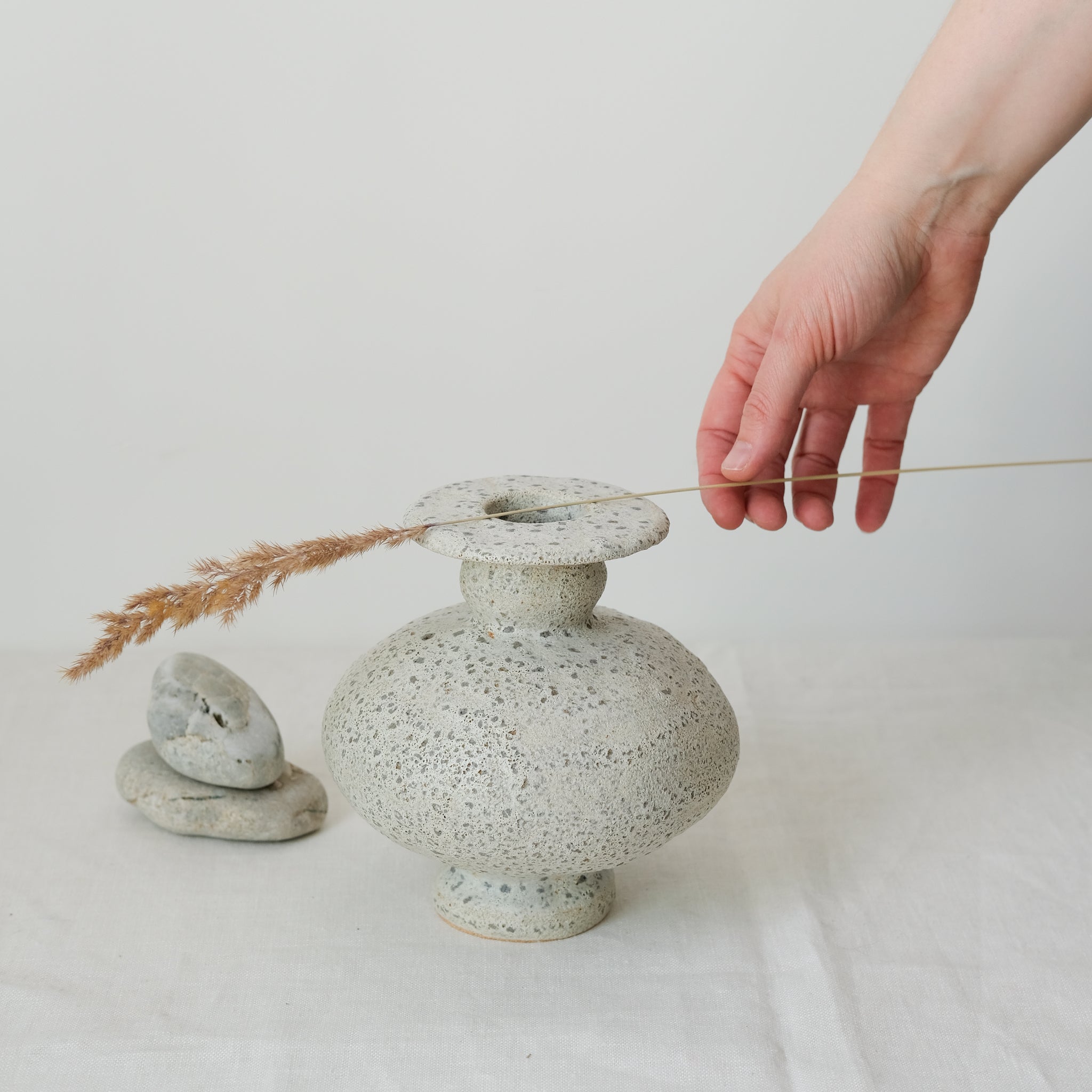 Vase en grès blanc "Cálpide" H16cm - Blanc gris de Canoa Lab chez Brutal Ceramics