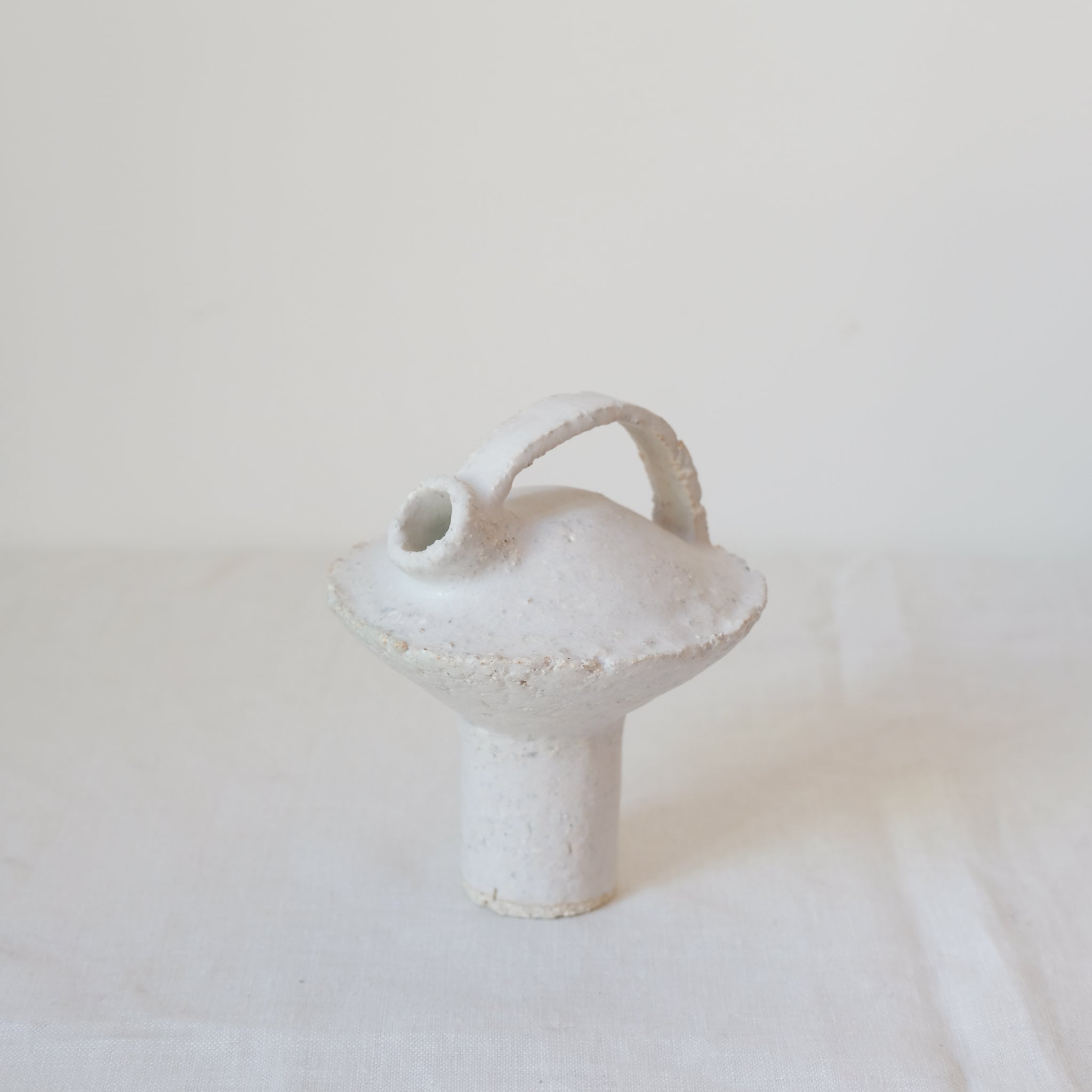 Bouteille en grès blanc 056 H14cm - Blanc de Catherine Dix chez Brutal Ceramics