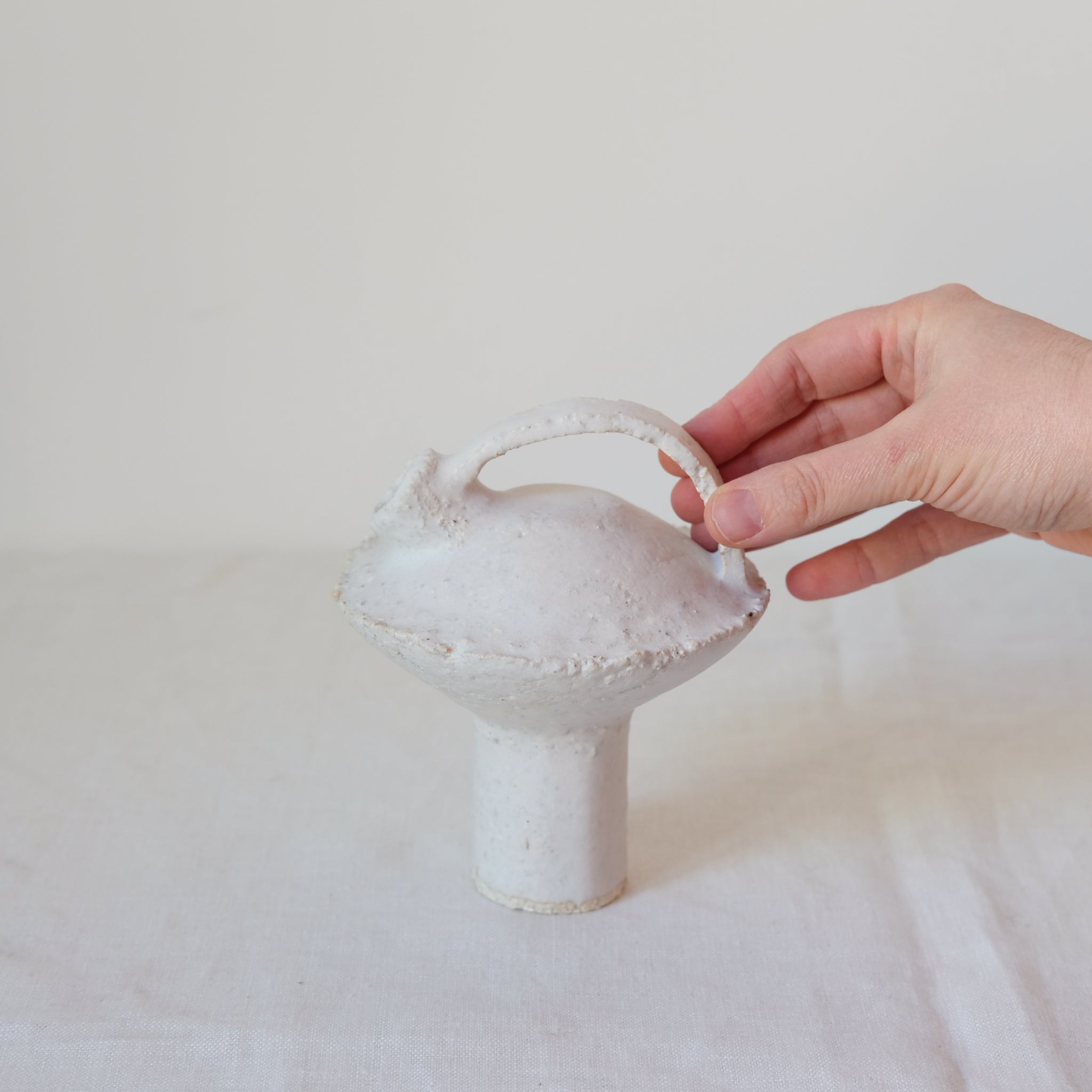 Bouteille en grès blanc 056 H14cm - Blanc de Catherine Dix chez Brutal Ceramics