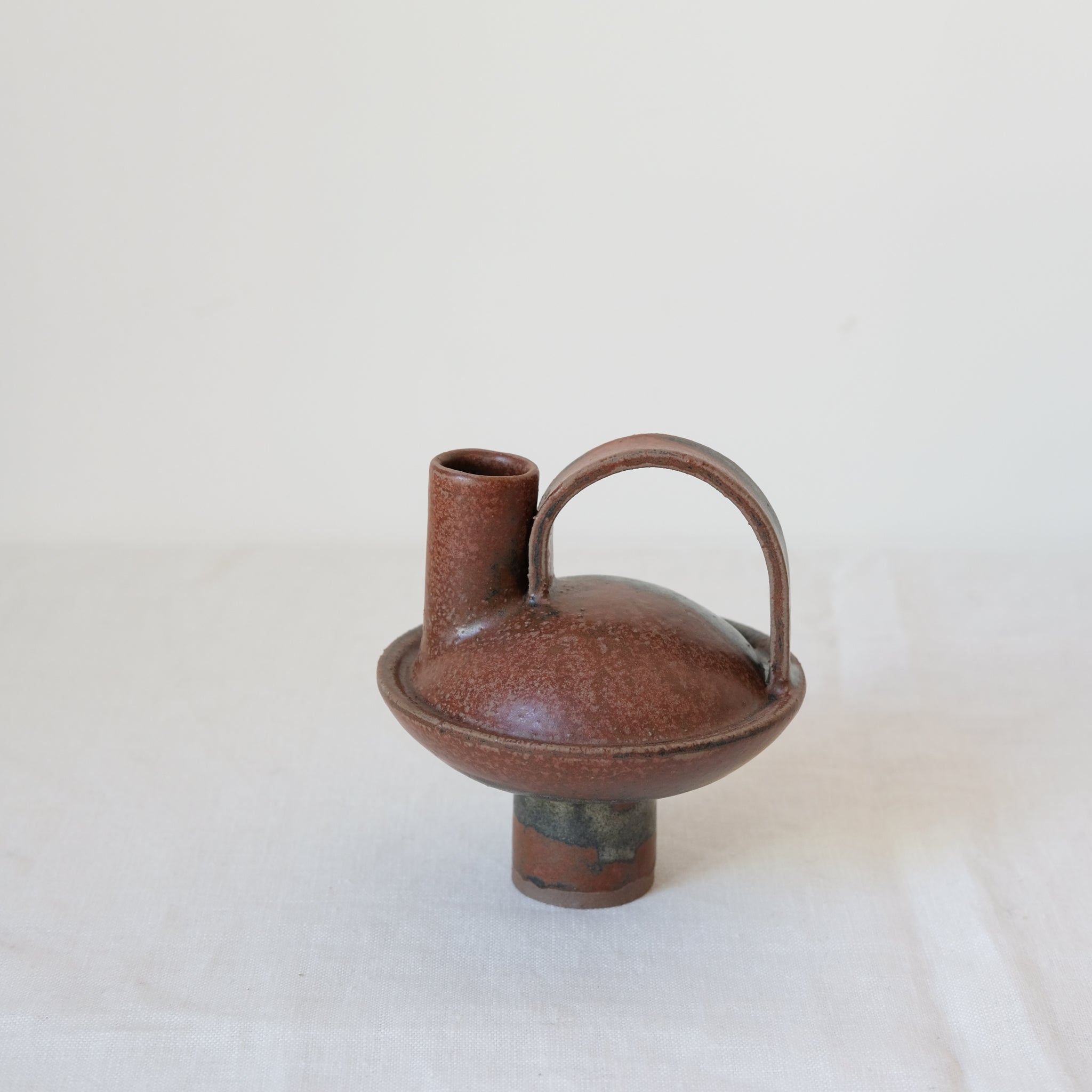 Bouteille en grès roux 013 Vert étang Catherine Dix Ceramics chez Brutal