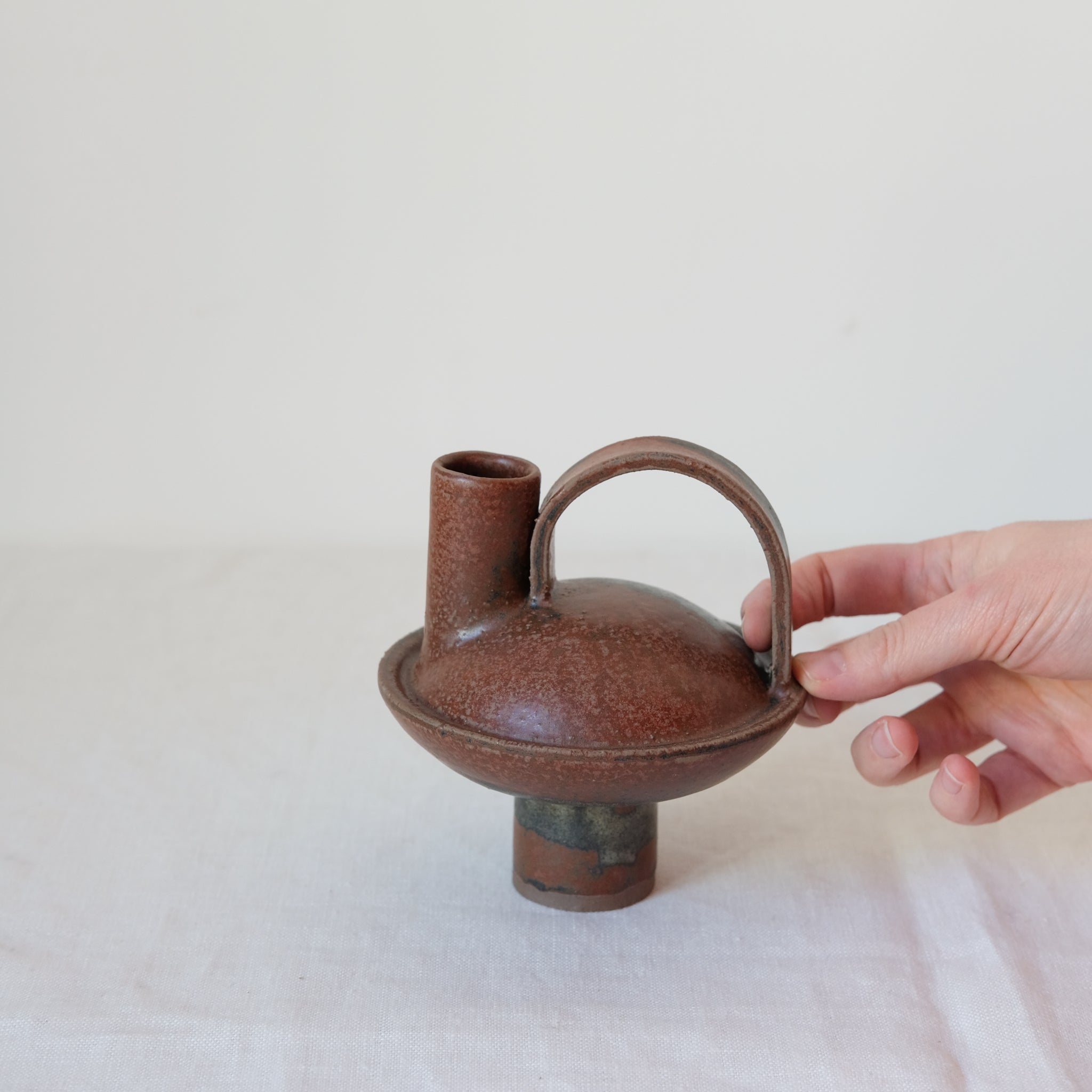 Bouteille en grès roux 013 Vert étang Catherine Dix Ceramics chez Brutal