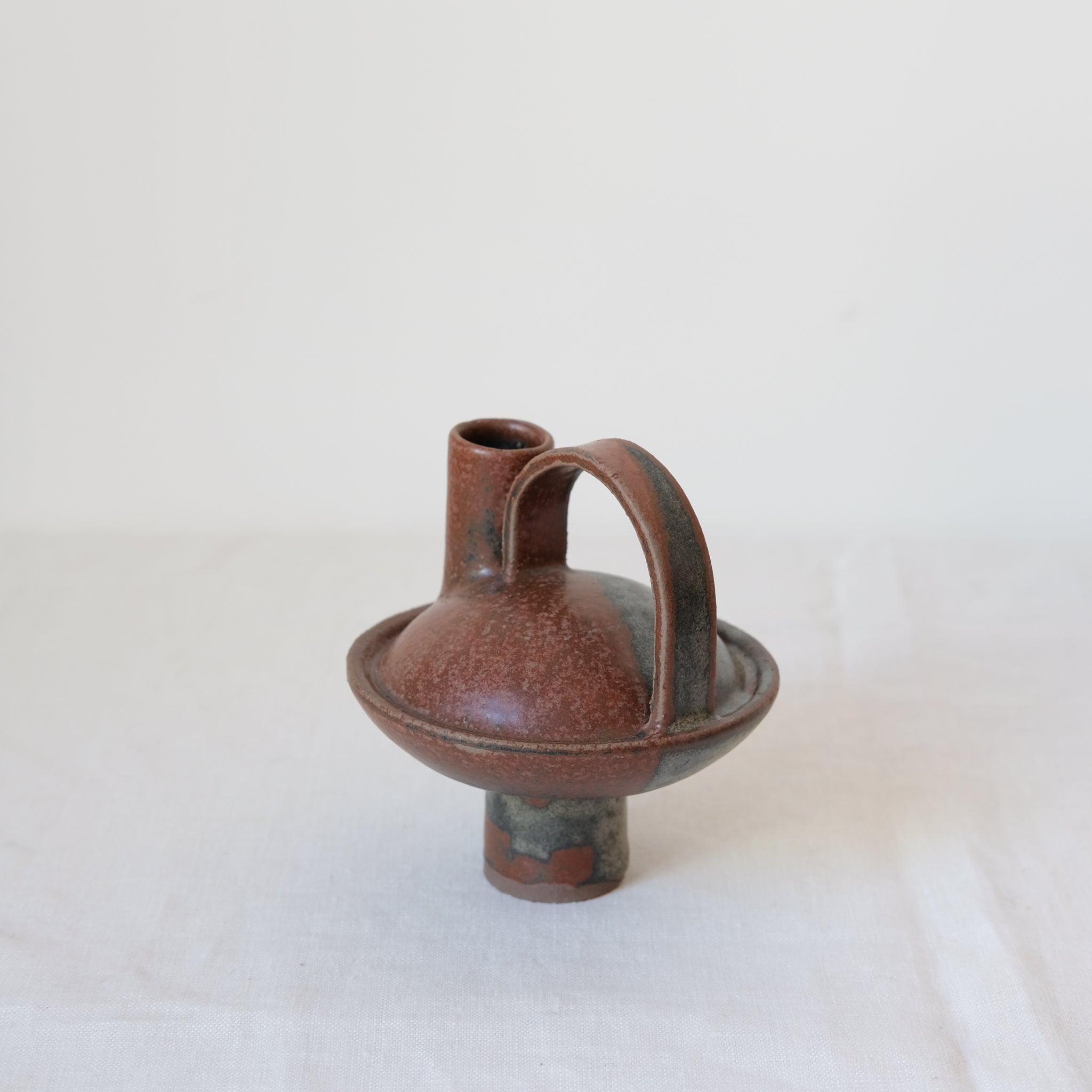 Bouteille en grès roux 013 Vert étang Catherine Dix Ceramics chez Brutal