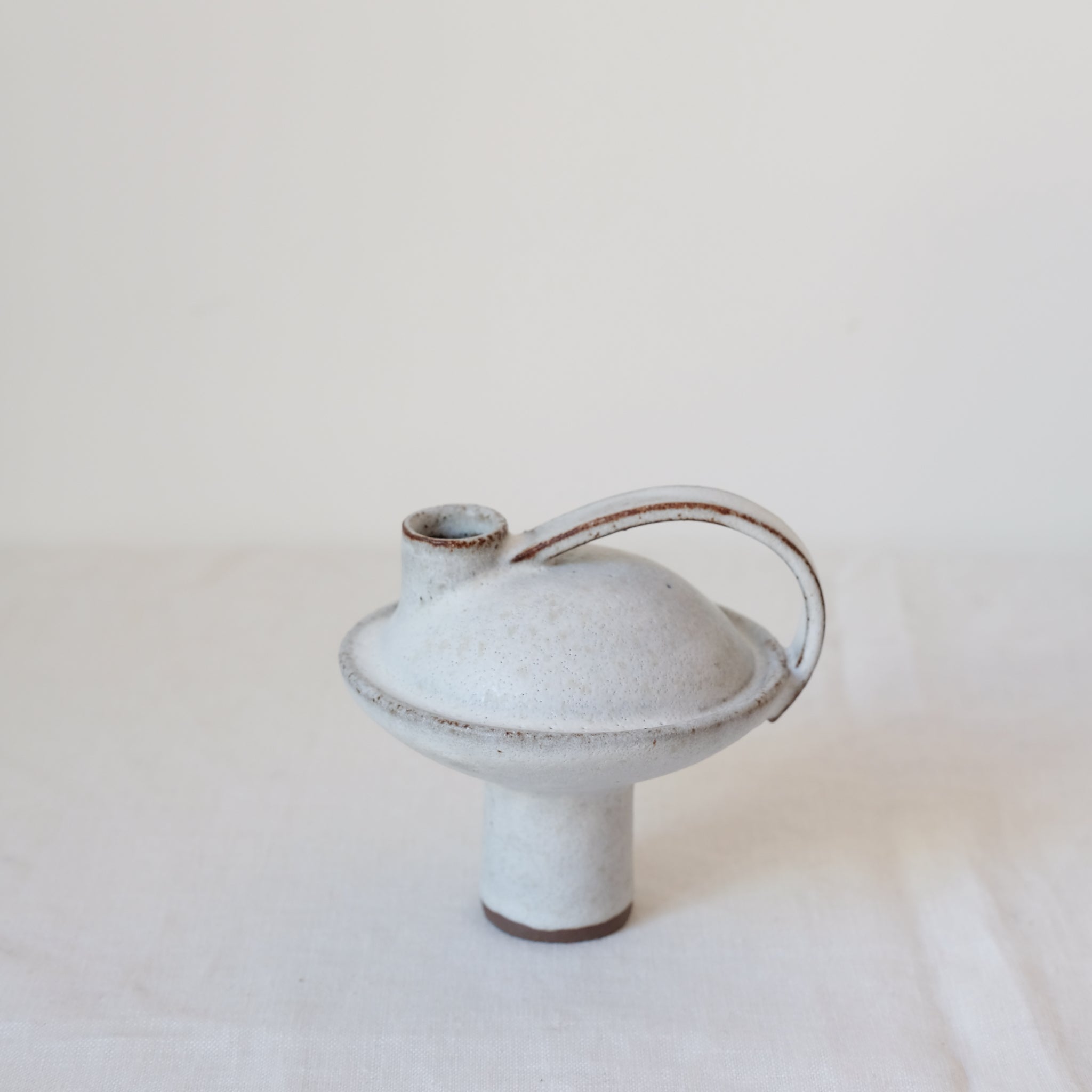 Bouteille en grès roux 009 blanc Catherine Dix Ceramics chez Brutal