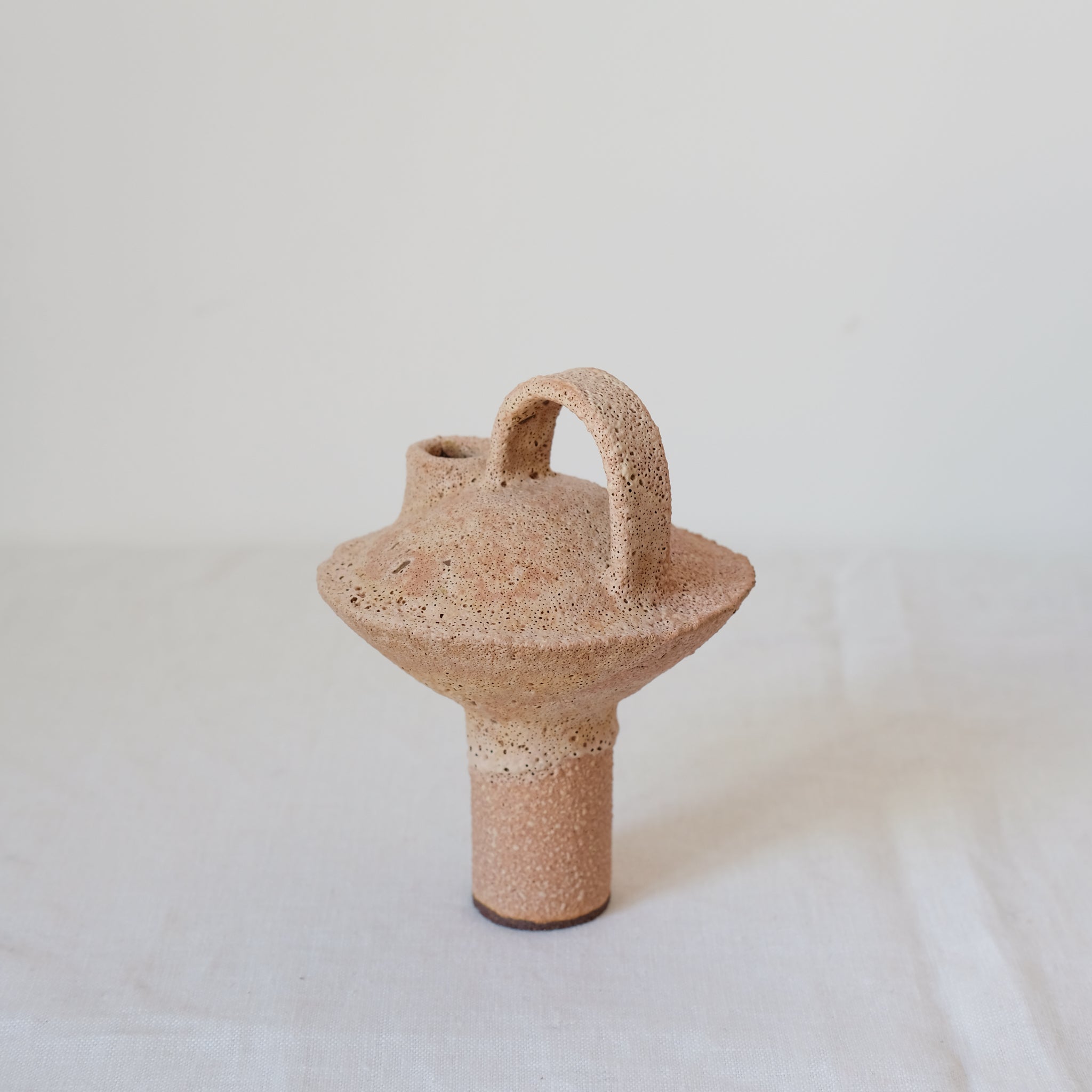 Bouteille en grès rouge 055 H16cm - Abricot de Catherine Dix Ceramics chez Brutal Ceramics Bouteille en grès rouge 055 H16cm - Abricot de Catherine Dix Ceramics chez Brutal Ceramics