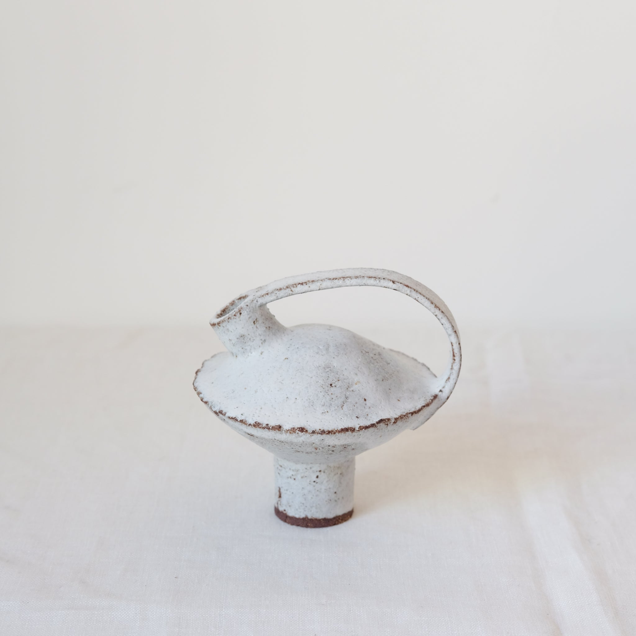 Bouteille en grès rouge H12,5cm - Blanc de Catherine Dix Ceramics chez Brutal Ceramics