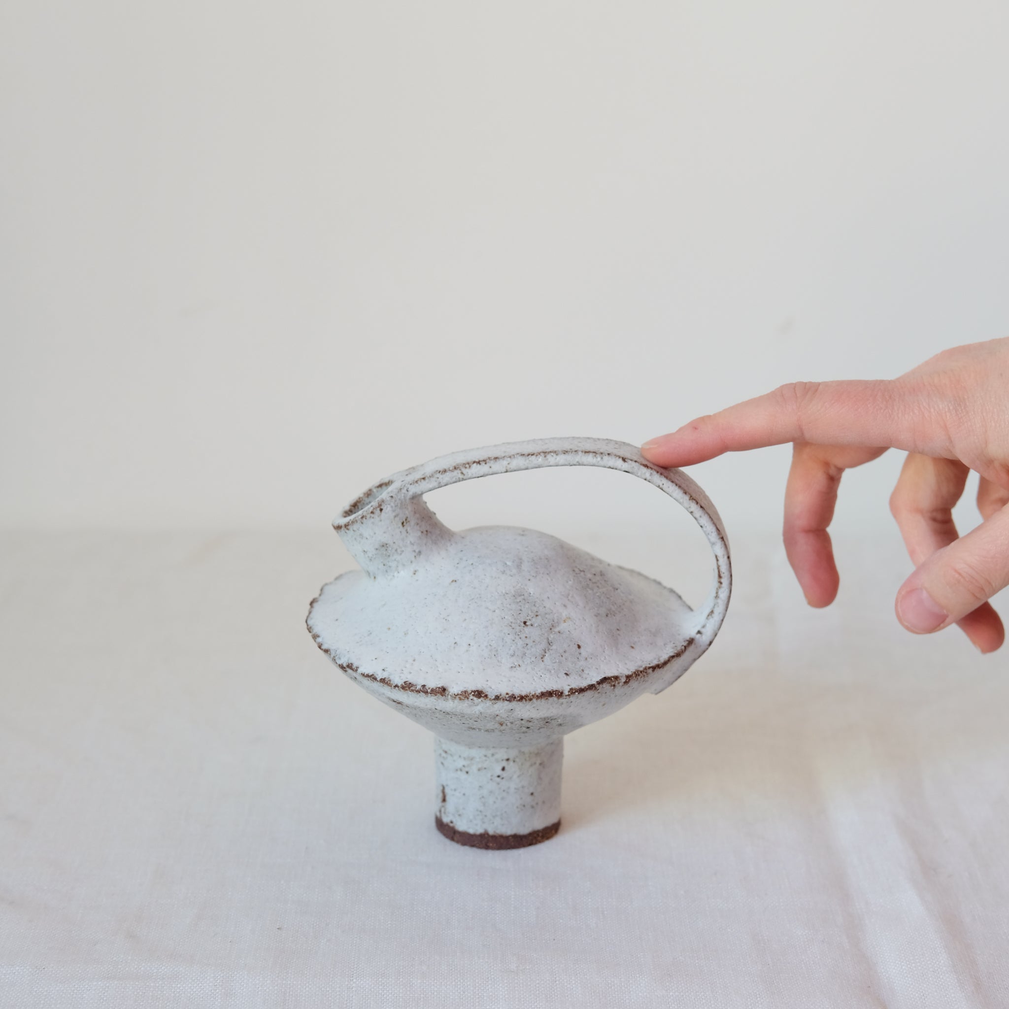 Bouteille en grès rouge H12,5cm - Blanc de Catherine Dix Ceramics chez Brutal Ceramics