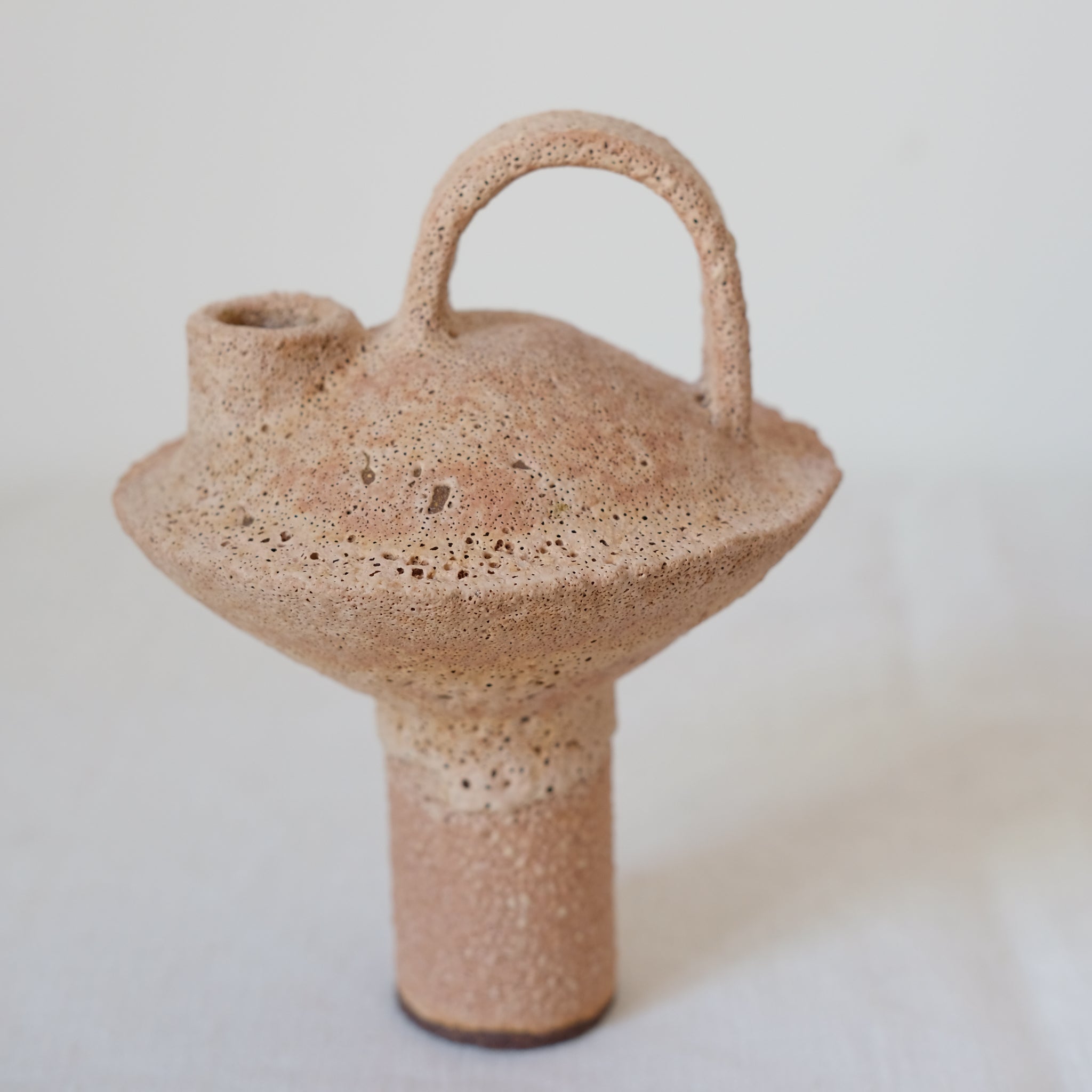 Bouteille en grès rouge 055 H16cm - Abricot de Catherine Dix Ceramics chez Brutal Ceramics