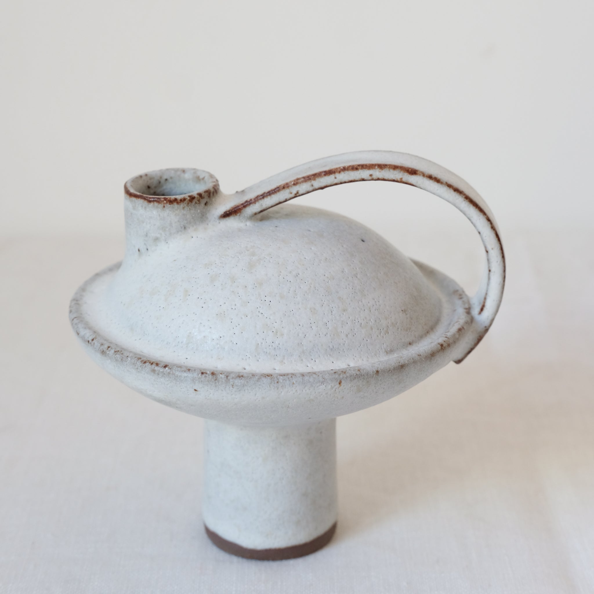Bouteille en grès roux 009 blanc Catherine Dix Ceramics chez Brutal