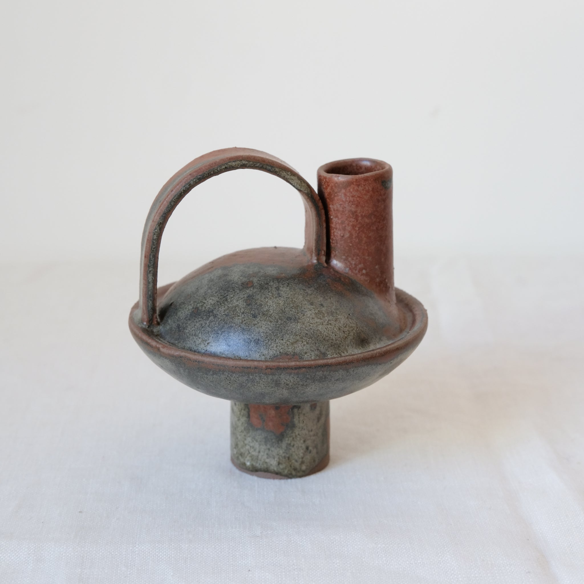 Bouteille en grès roux 013 Vert étang Catherine Dix Ceramics chez Brutal