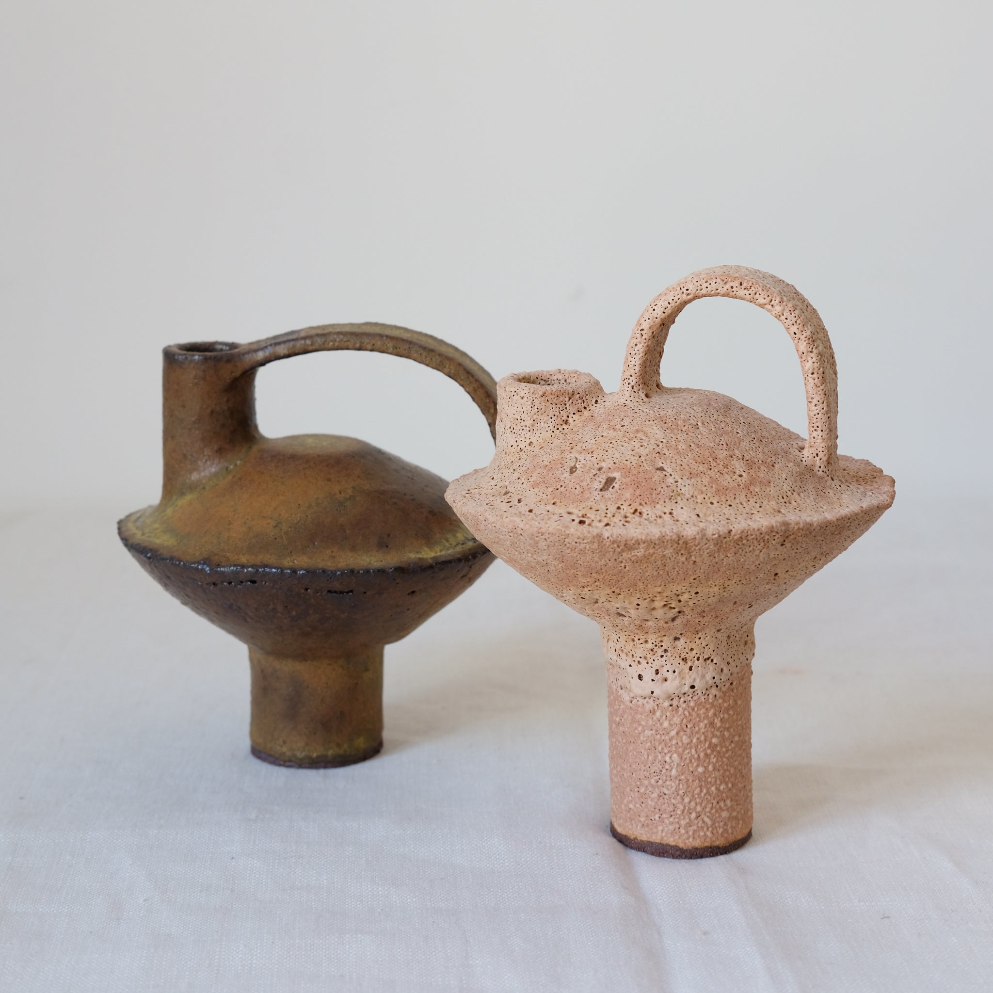 Bouteille en grès rouge 055 H16cm - Abricot de Catherine Dix Ceramics chez Brutal Ceramics