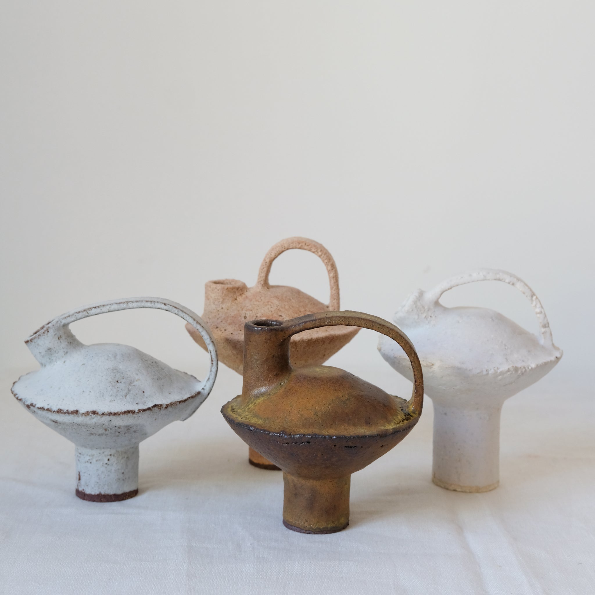 Bouteille en grès rouge H13cm - Marron-Jaune de Catherine Dix Ceramics chez Brutal Ceramics