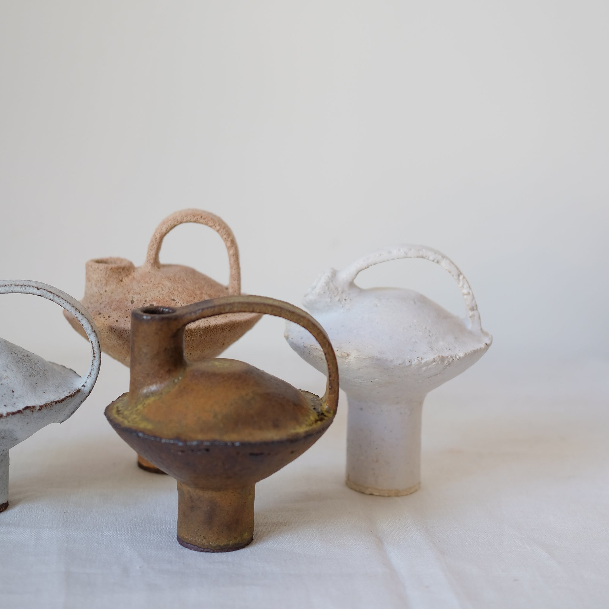 Bouteille en grès blanc 056 H14cm - Blanc de Catherine Dix chez Brutal Ceramics