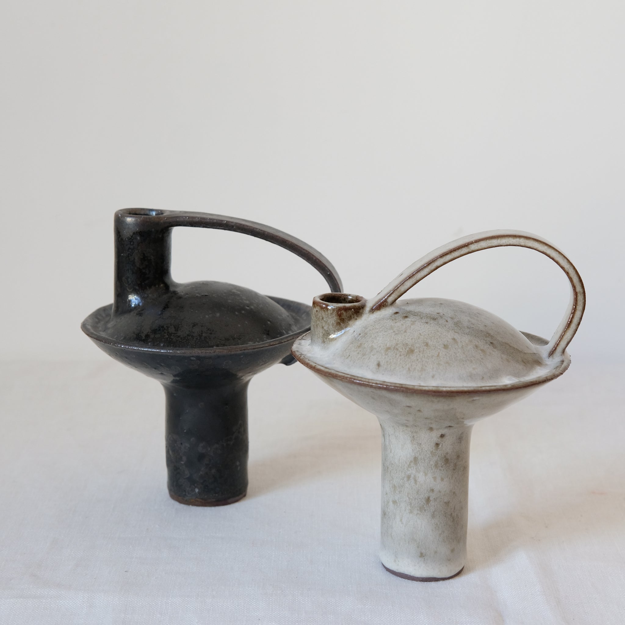 Bouteille en grès roux 002 H15cm - Noir tacheté de Catherine Dix chez Brutal Ceramics