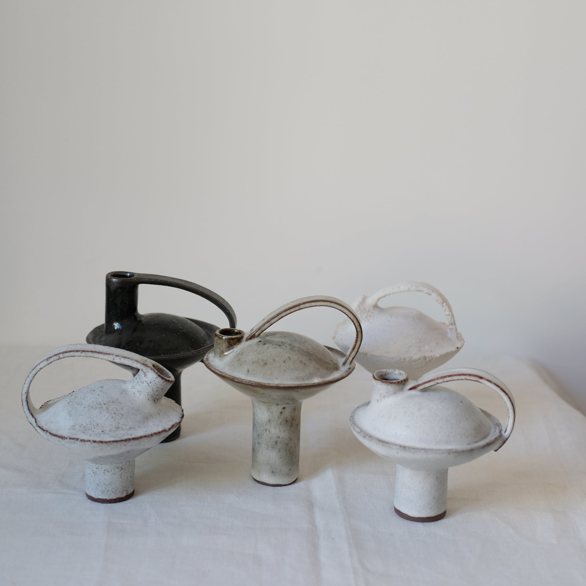 Bouteille en grès roux 003 Blanc brillantde Catherine Dix Ceramics chez Brutal Ceramics