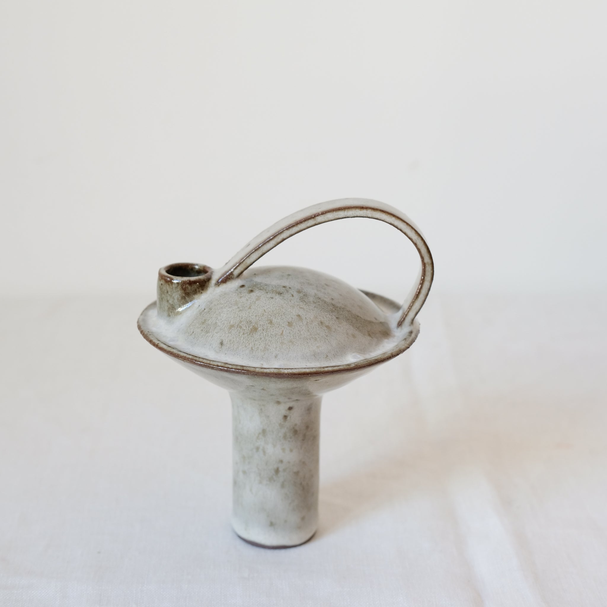 Bouteille en grès roux 003 Blanc brillantde Catherine Dix Ceramics chez Brutal Ceramics