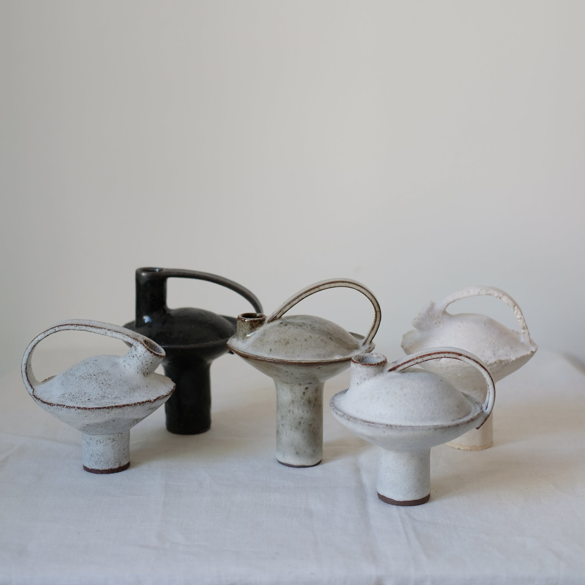 Bouteille en grès roux 009 blanc Catherine Dix Ceramics chez Brutal