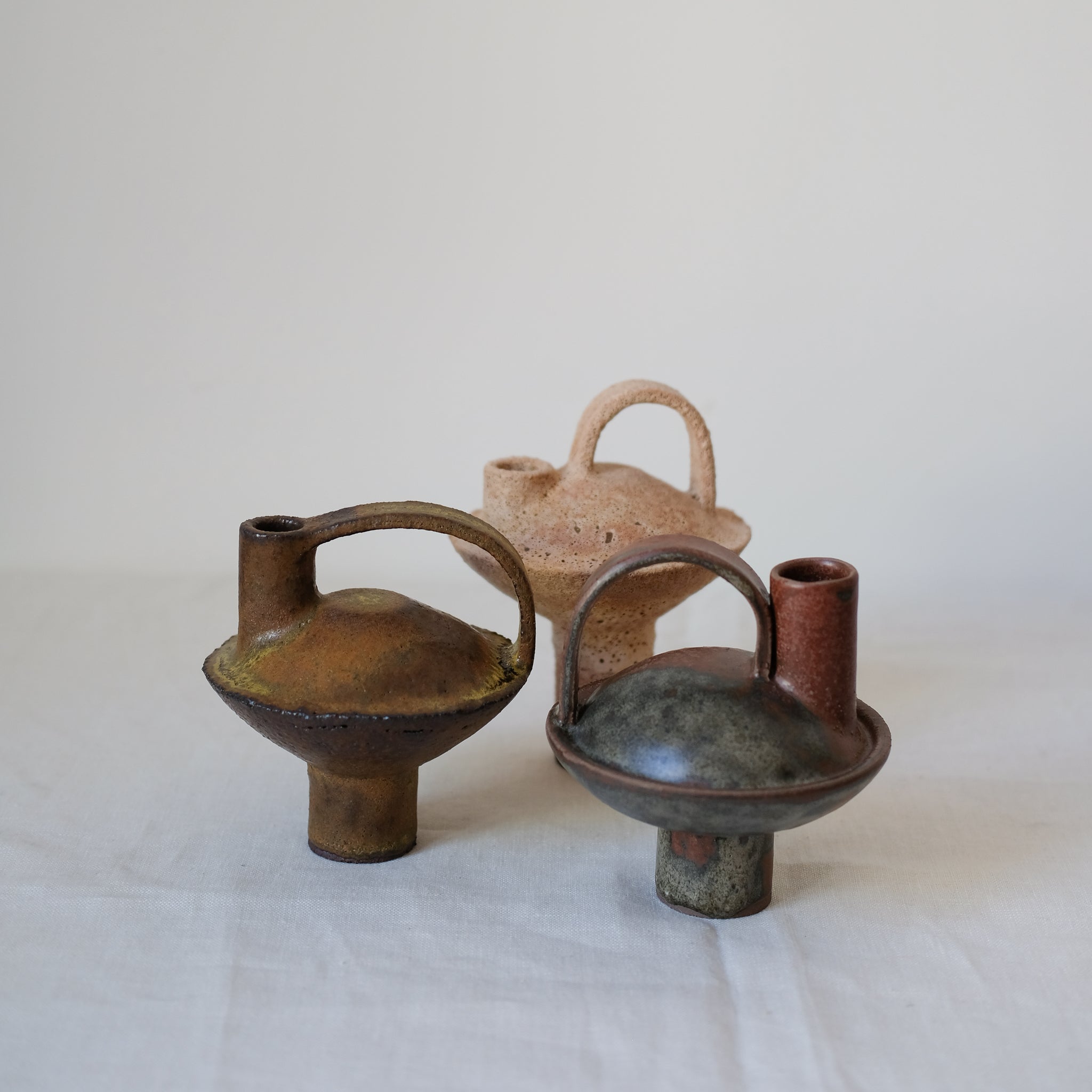 Bouteille en grès rouge 055 H16cm - Abricot de Catherine Dix Ceramics chez Brutal Ceramics