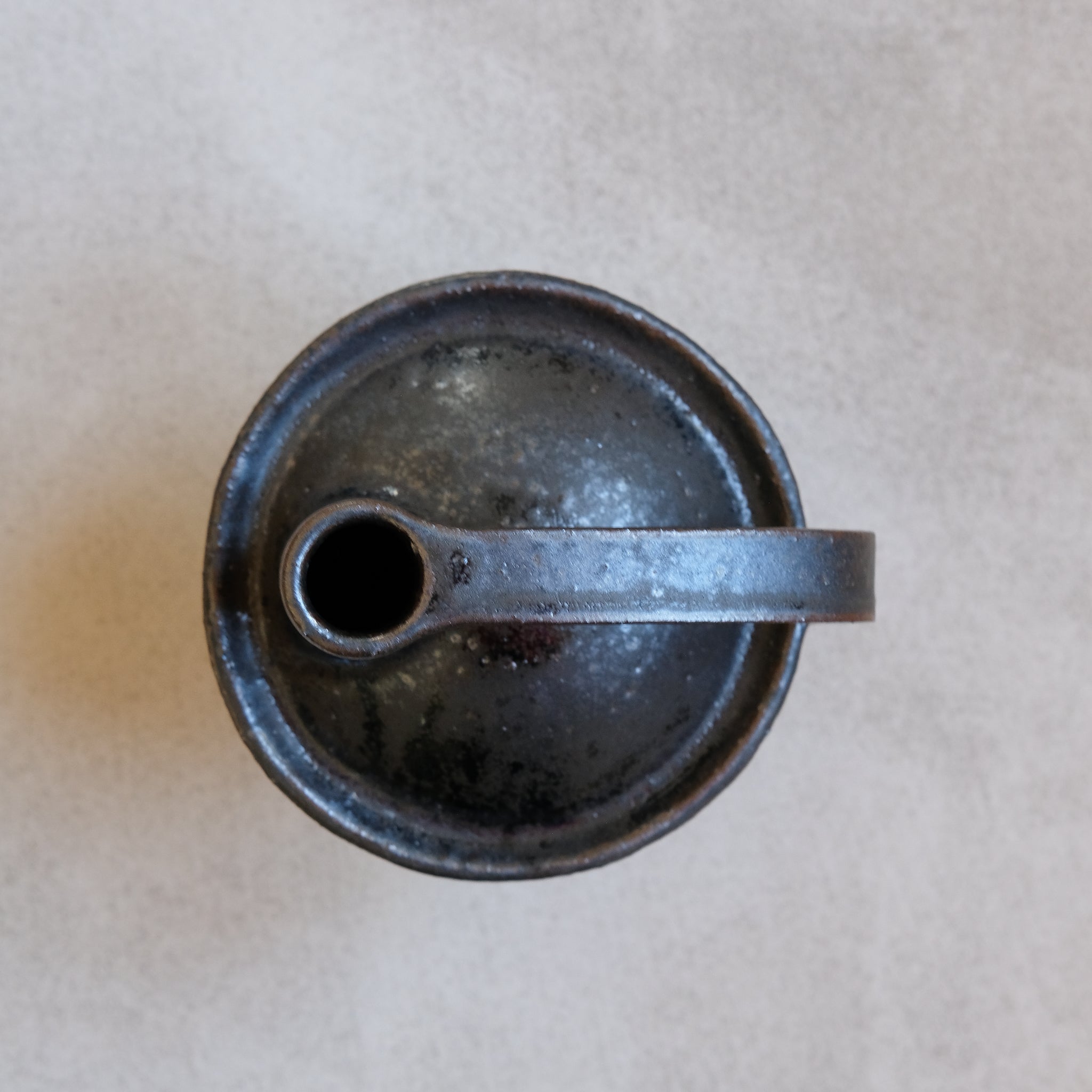 Bouteille en grès roux 002 H15cm - Noir tacheté de Catherine Dix chez Brutal Ceramics