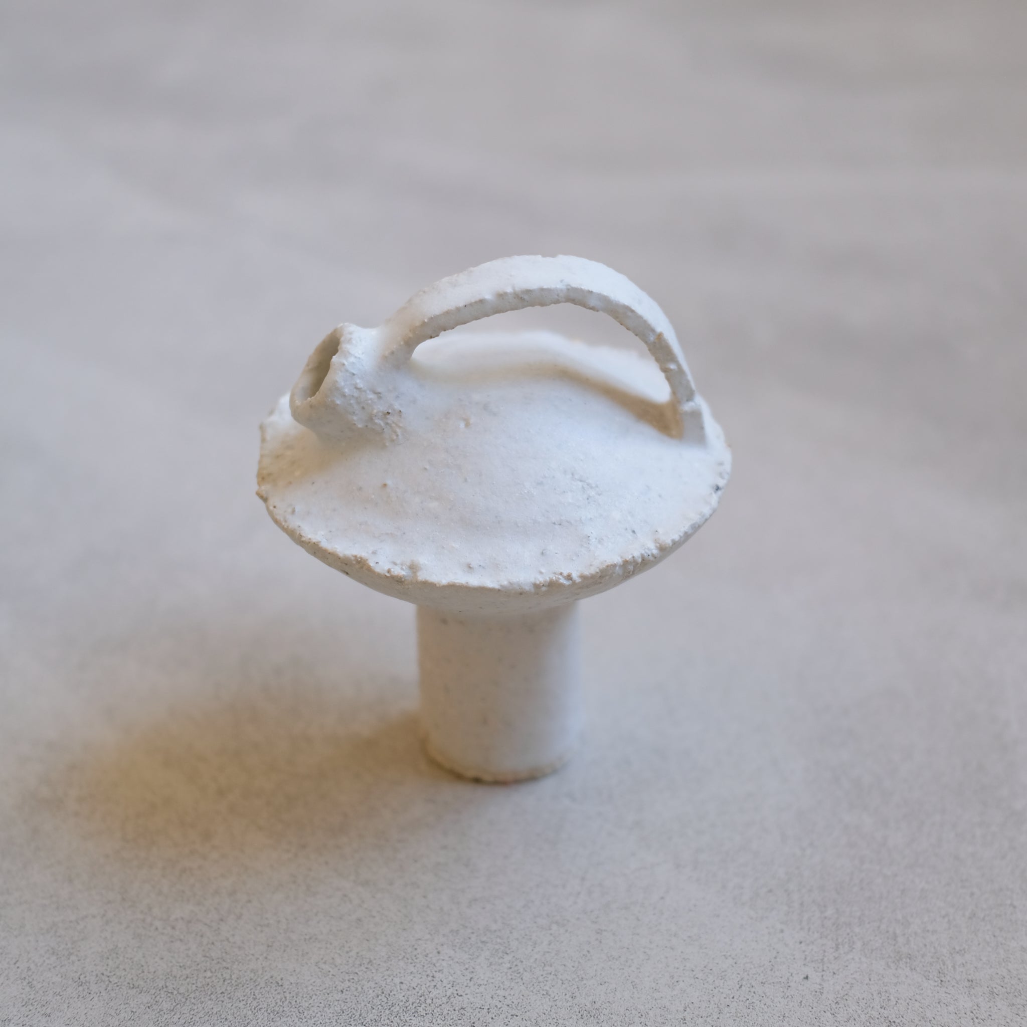 Bouteille en grès blanc 056 H14cm - Blanc de Catherine Dix chez Brutal Ceramics