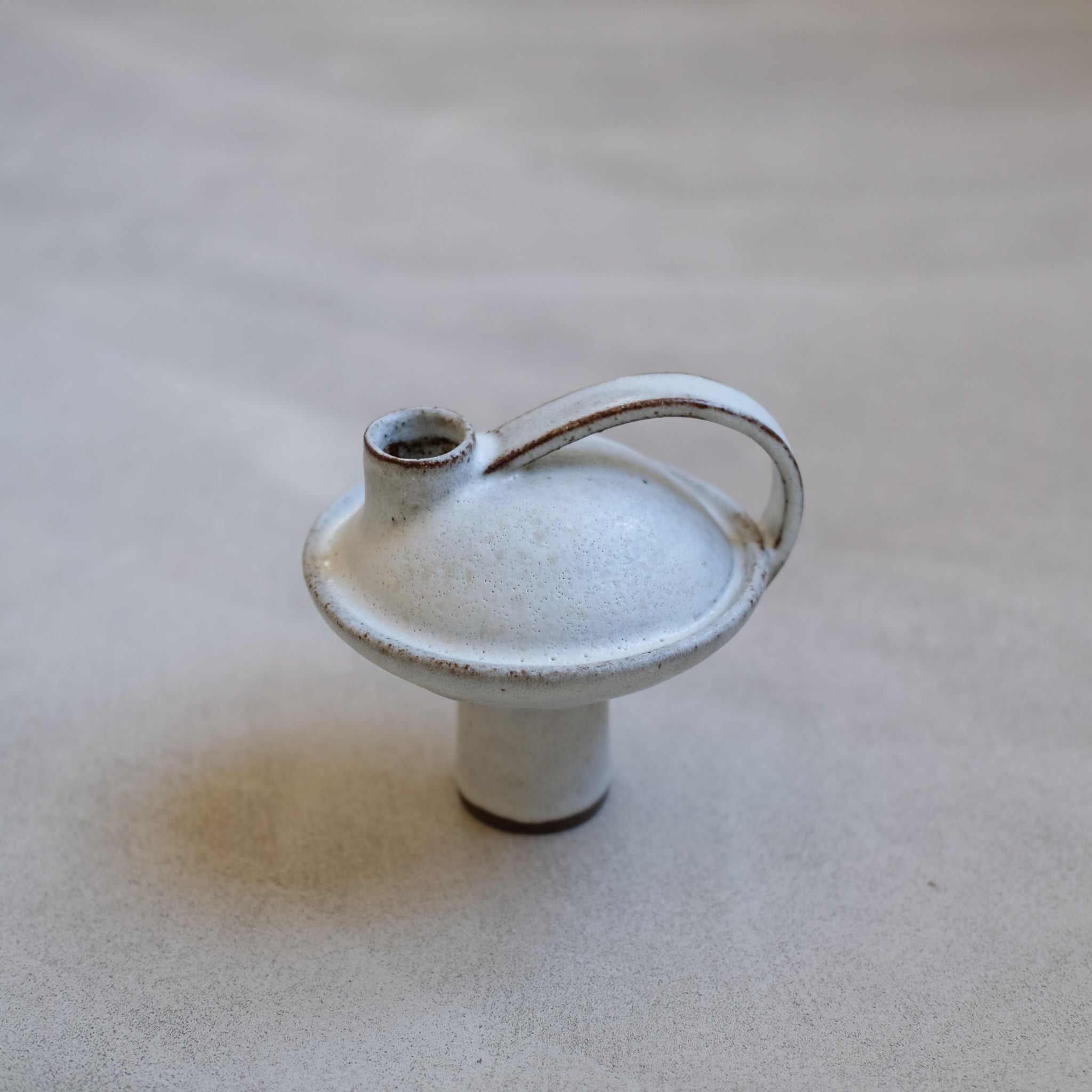Bouteille en grès roux 009 blanc Catherine Dix Ceramics chez Brutal