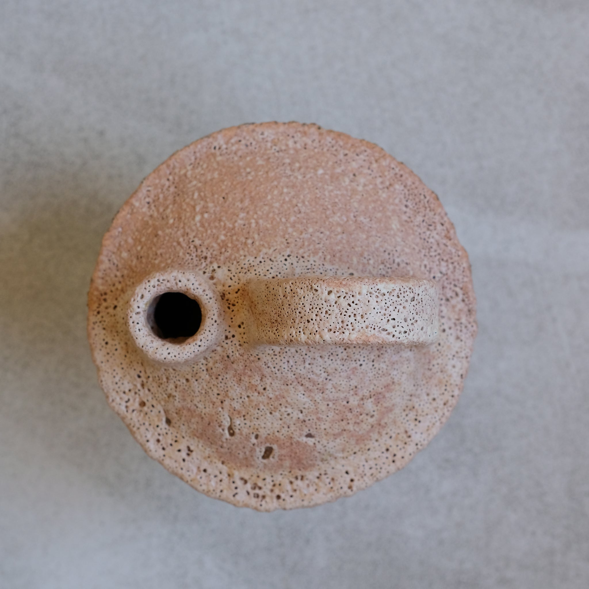Bouteille en grès rouge 055 H16cm - Abricot de Catherine Dix Ceramics chez Brutal Ceramics