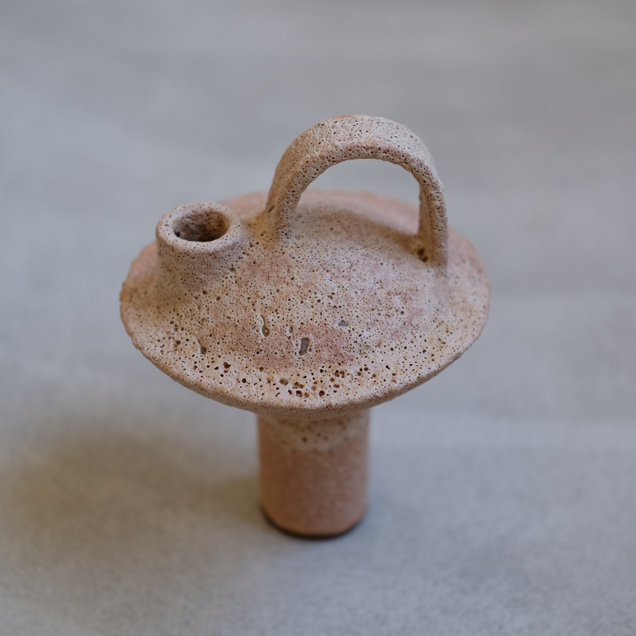 Bouteille en grès rouge 055 H16cm - Abricot de Catherine Dix Ceramics chez Brutal Ceramics