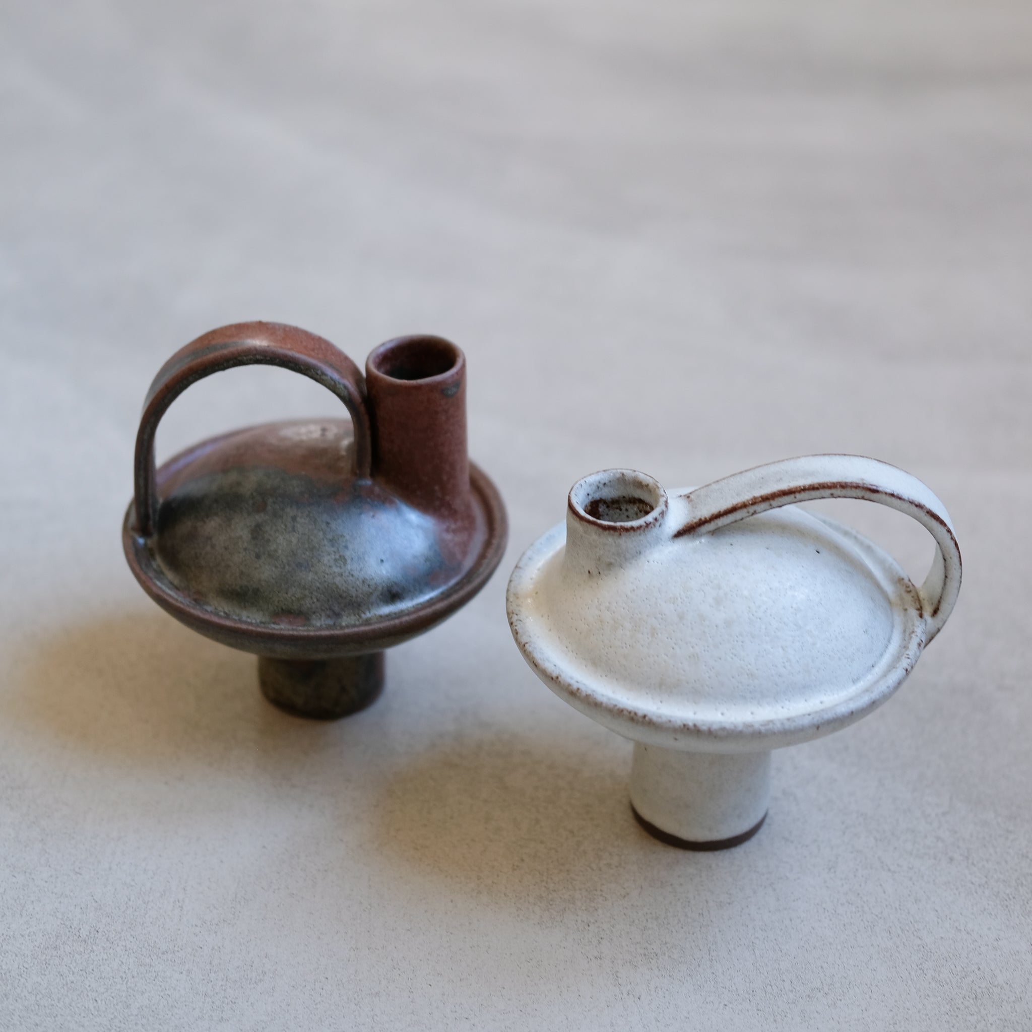 Bouteille en grès roux 009 blanc Catherine Dix Ceramics chez Brutal