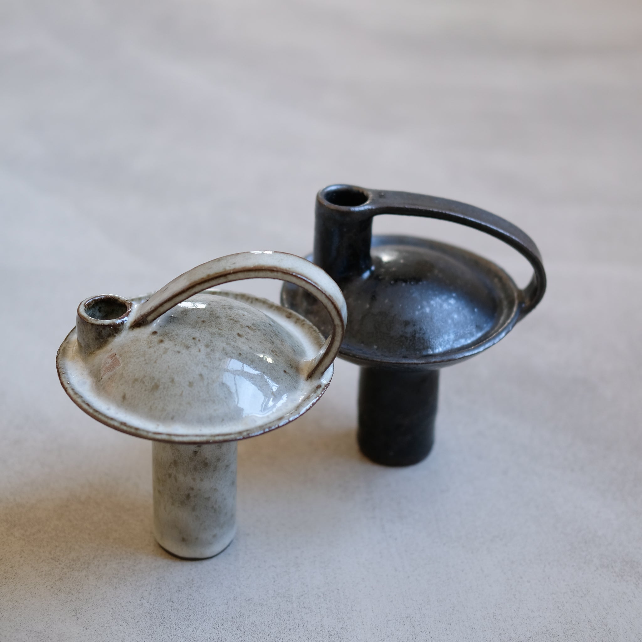 Bouteille en grès roux 002 H15cm - Noir tacheté de Catherine Dix chez Brutal Ceramics